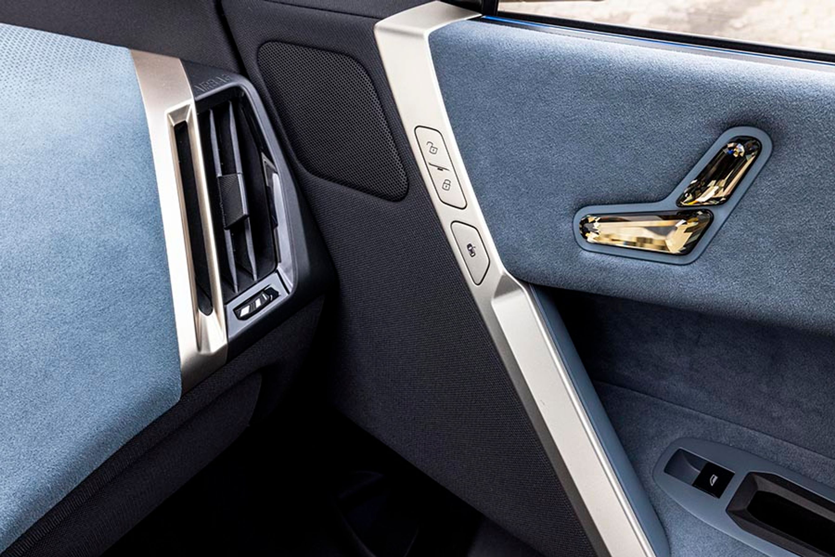 Materialekvaliteten er helt i top og næsten for ekstravagant til en bil. Bemærk krystalformen på sædejusteringen og knappen til at åbne døren (der ikke har et traditionelt dørhåndtag).