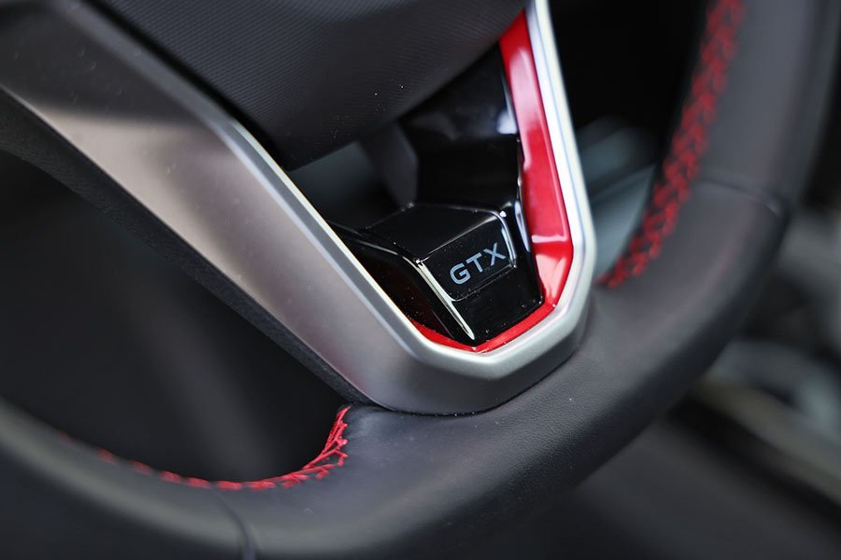 Designdetalje på rattet i en VW ID.4 GTX