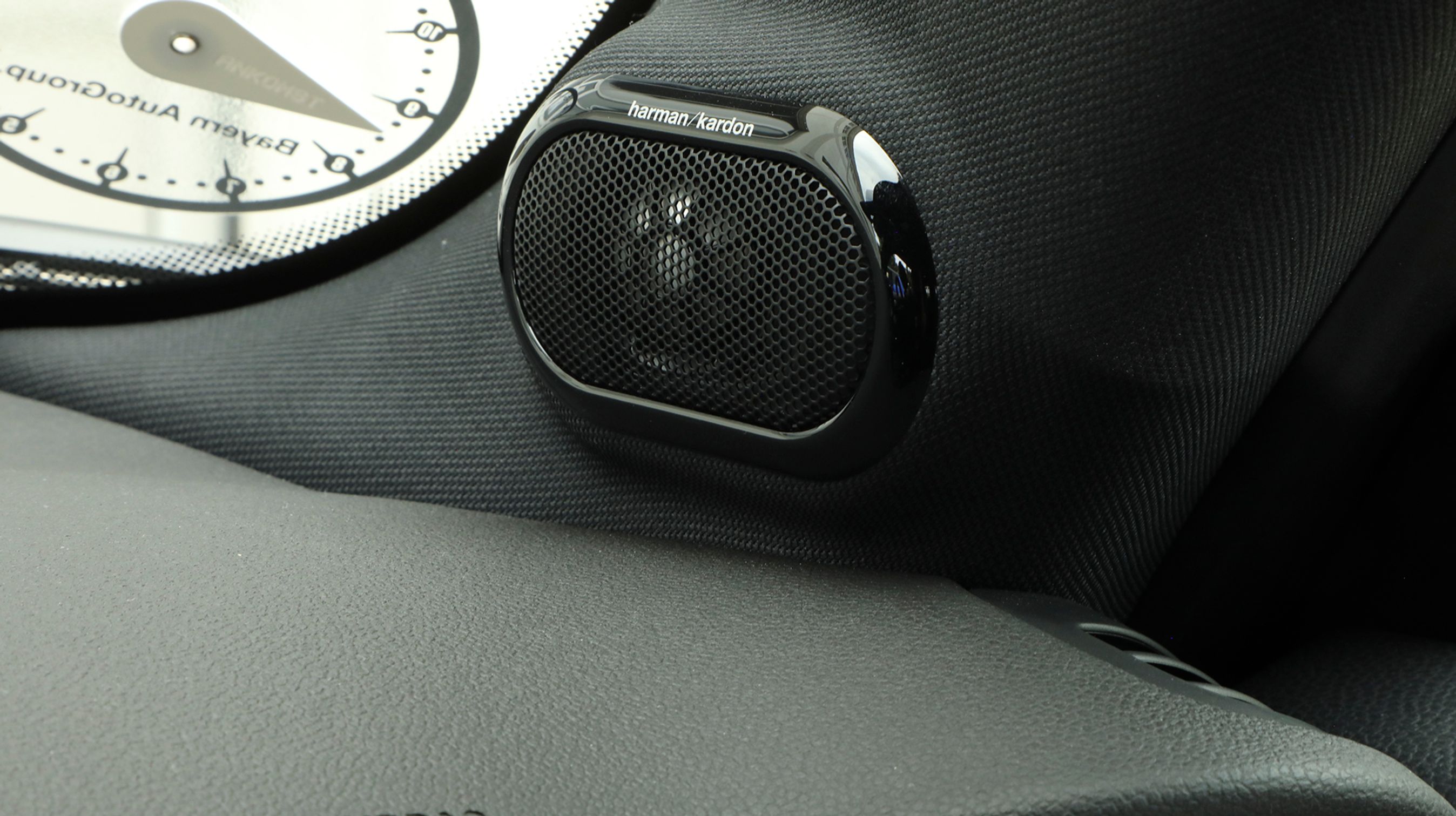 En del af udstyret i Experience omfatter Harman-Kardon højttalere. De giver en dejlig lyd