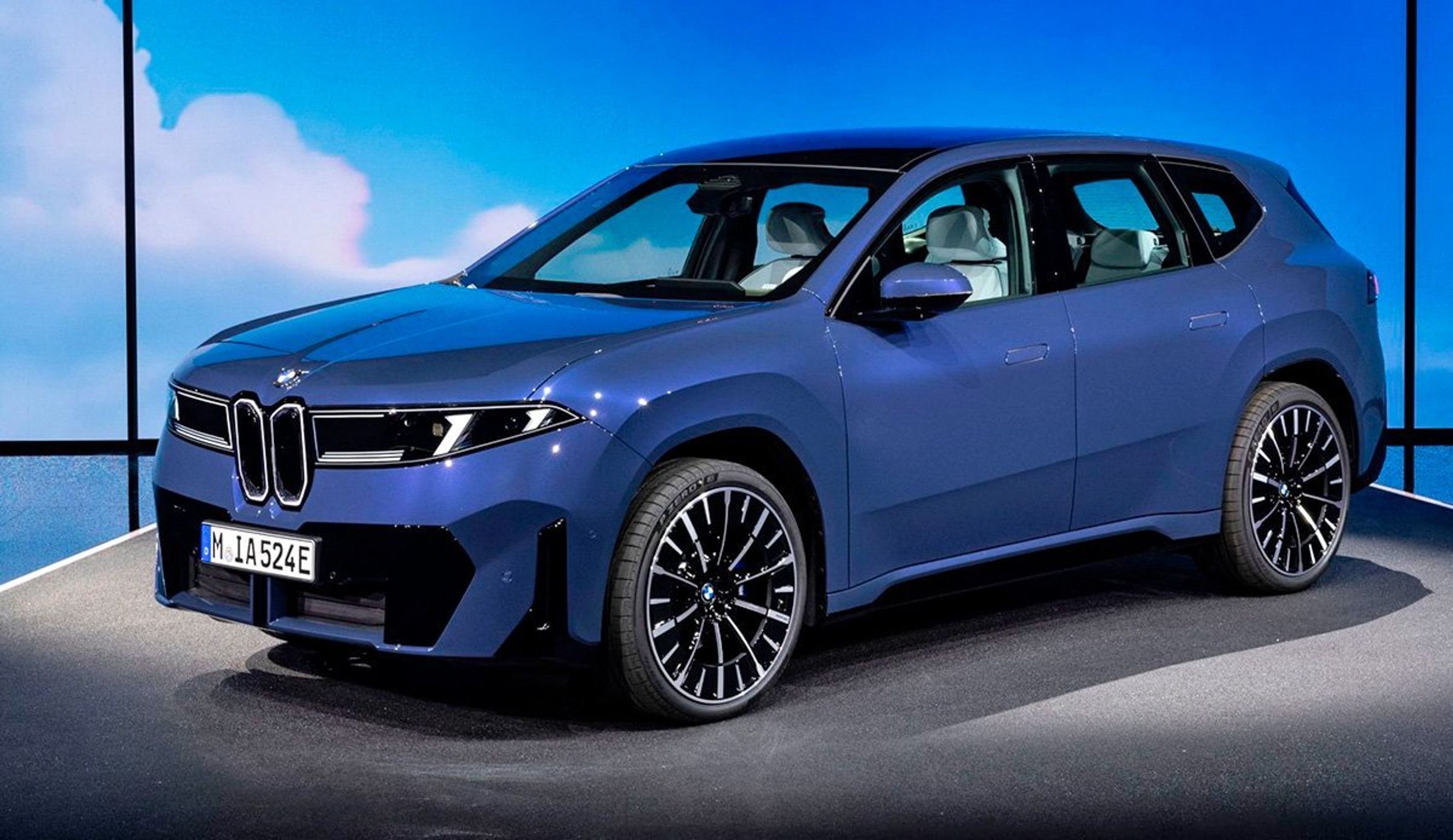 Blå BMW iX3 forfra.