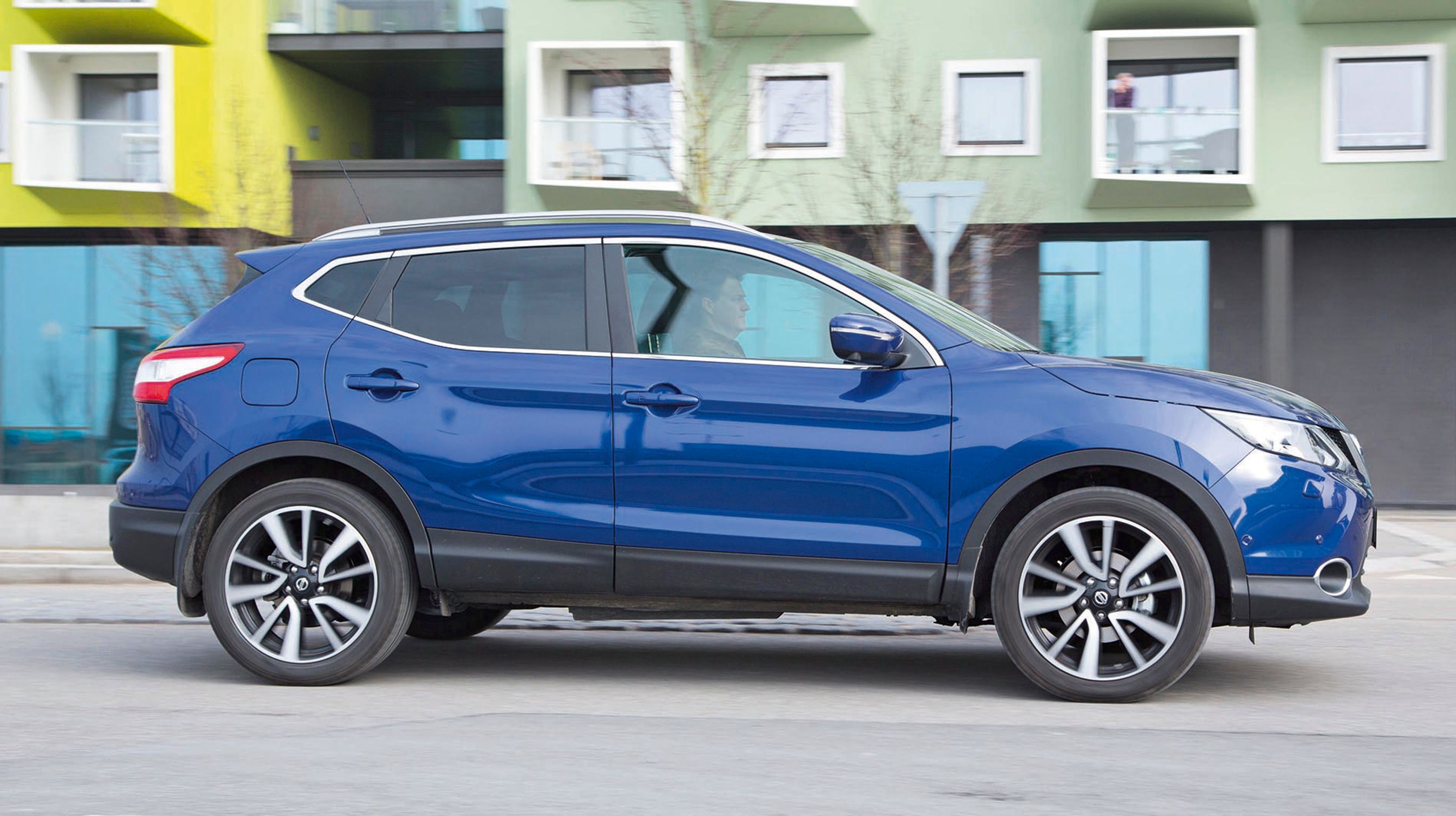 Nissan Qashqai grundlagde oprindeligt bilklassen, der kombinerer firehjulstrækkerens høje position med personbilens komfort. Nu er den kommet i en helt ny generation, der tilføjer økonomiske motorer og avancerede sikkerhedssystemer.