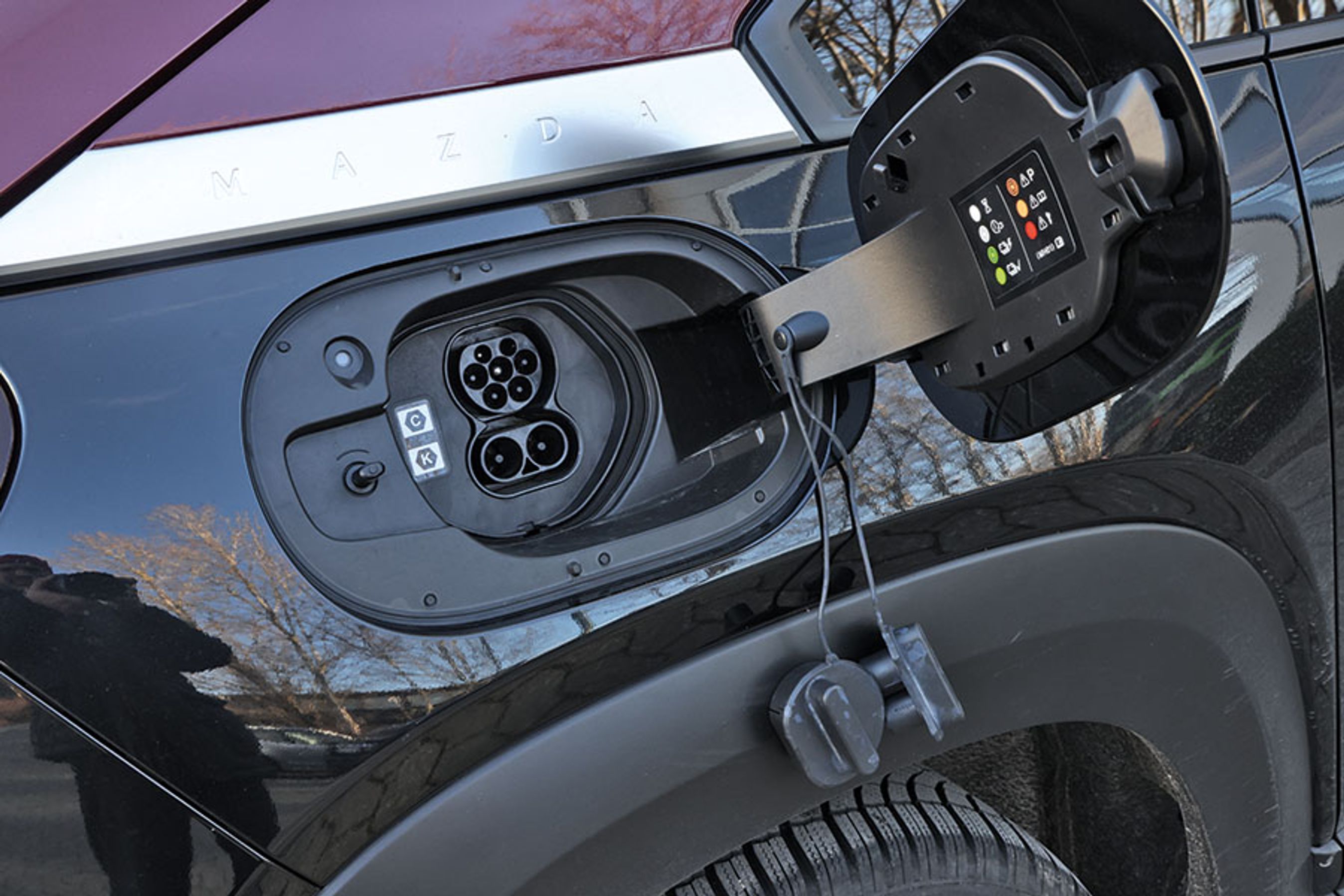 Ladestikket er placeret ved højre baghjul. Hjemme kan bilen oplades med tre faser og 11 kW, og på farten kan bilen DC-lades med op til 36 kW, hvilket ikke er særlig meget.