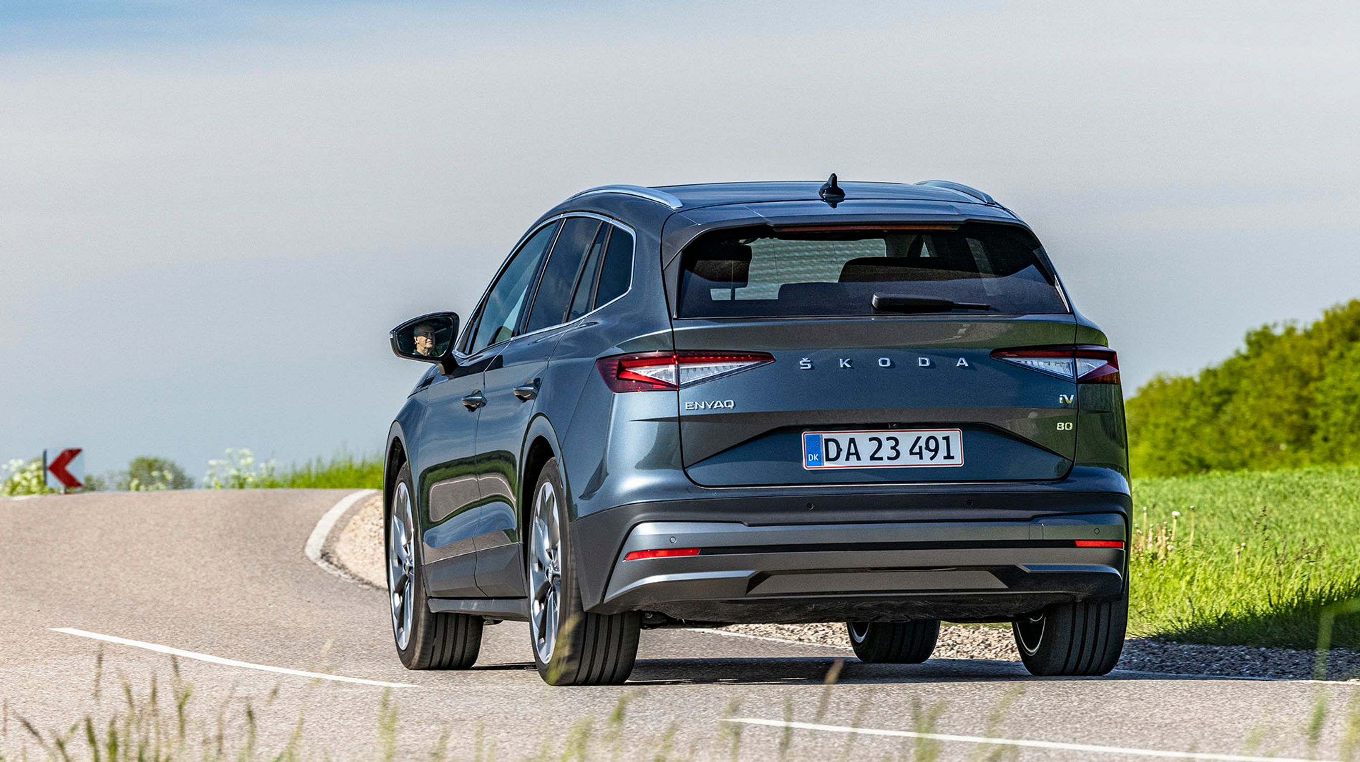 Enyaq er meget komfortabel og velkørende. Eneste lille minus er, at de store dæk giver støj på ru asfalt. Ellers er der stille i kabinen. 