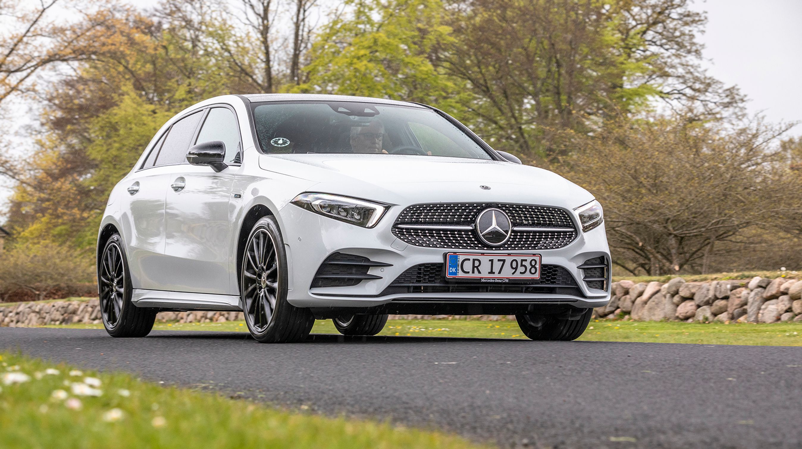 Mercedes-Benz A-klassen er mindste model i den omfattende Mercedes-familie. Nu fås A-klassen også som plugin-hybrid, og det er der kommet en fin bil ud af.