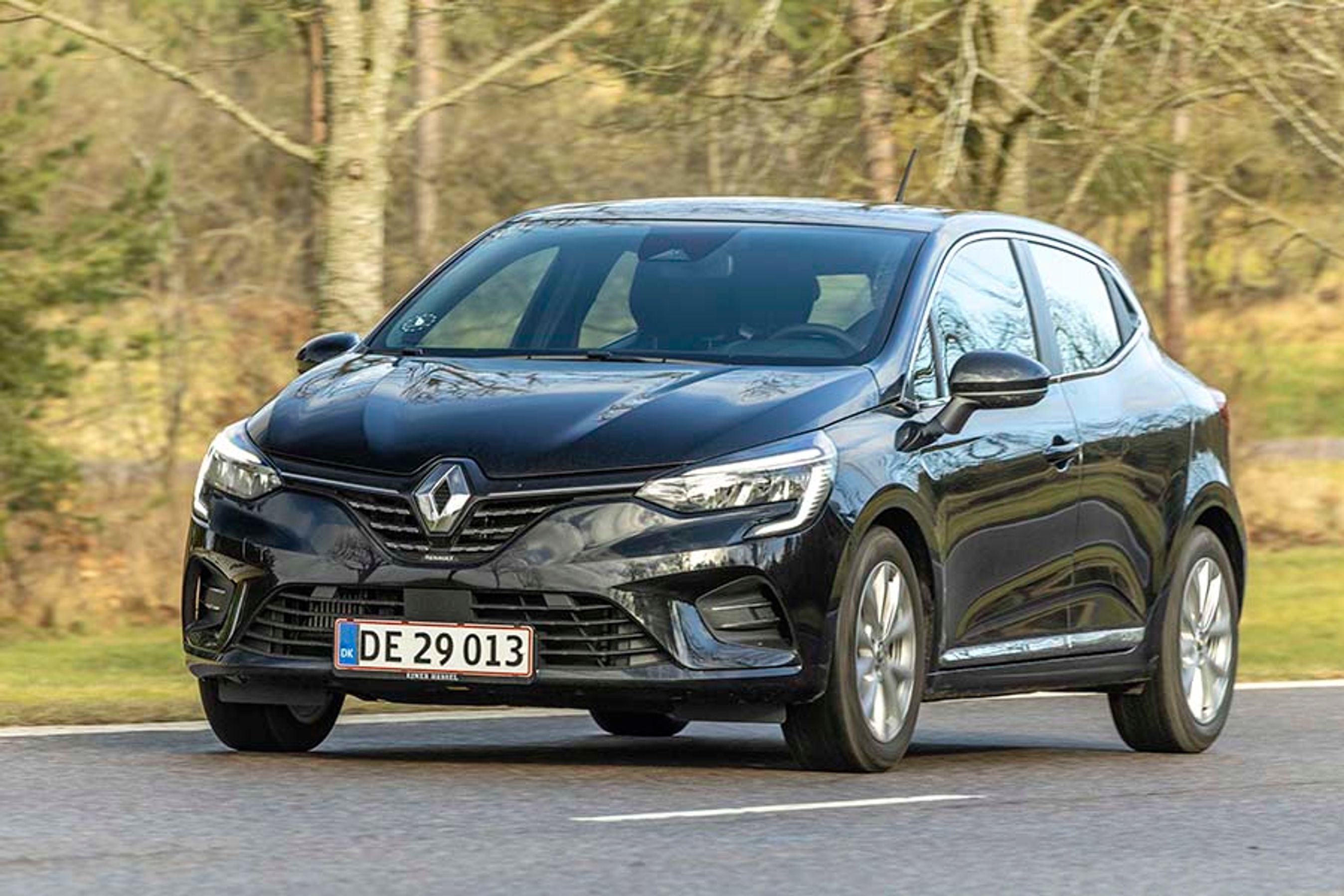 Renault Clio har som standard LED-lygter både for og bag, men vil man have automatisk aktivering af lygterne skal man tilkøbe en udstyrspakke til 2.900 kroner.