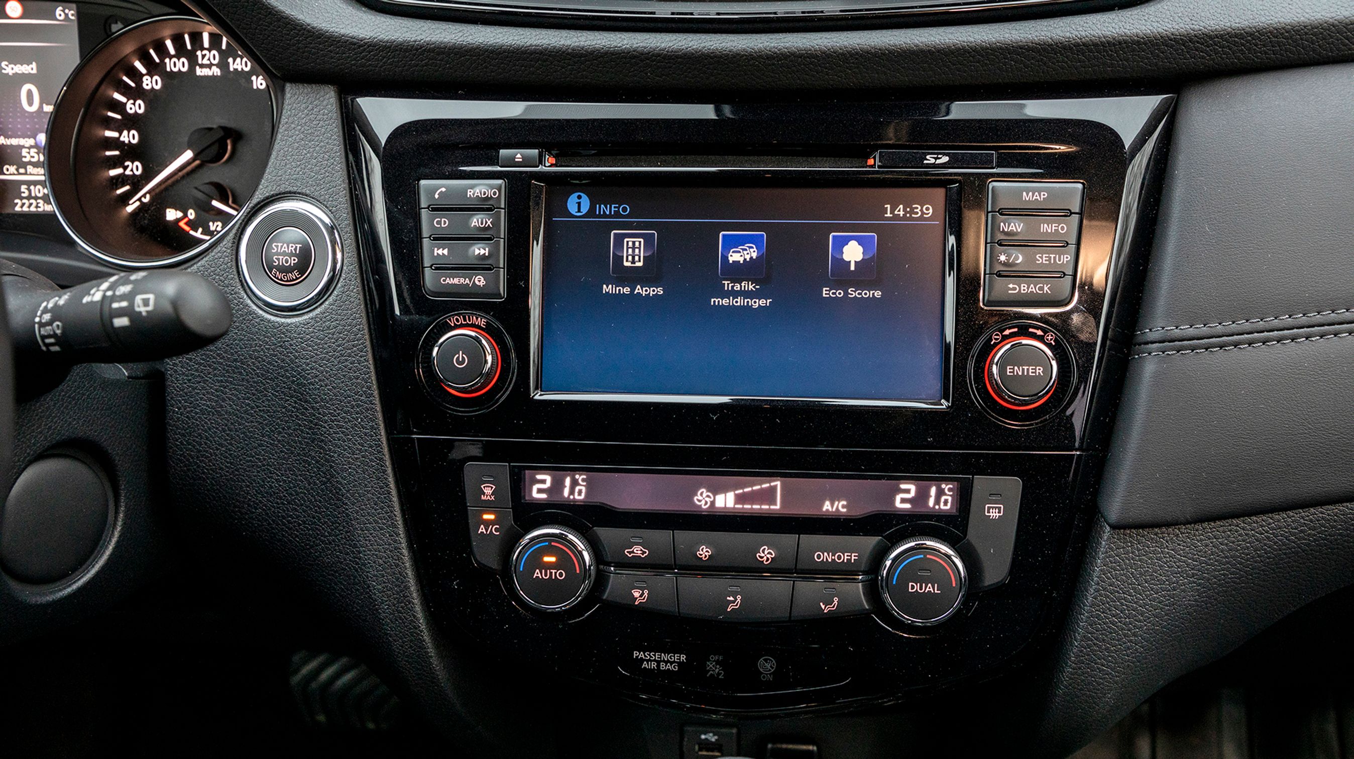 Trykskærmen virker gammeldags med lav opløsning på skærmen, og så har den p.t. ikke Apple CarPlay (og Android Auto).