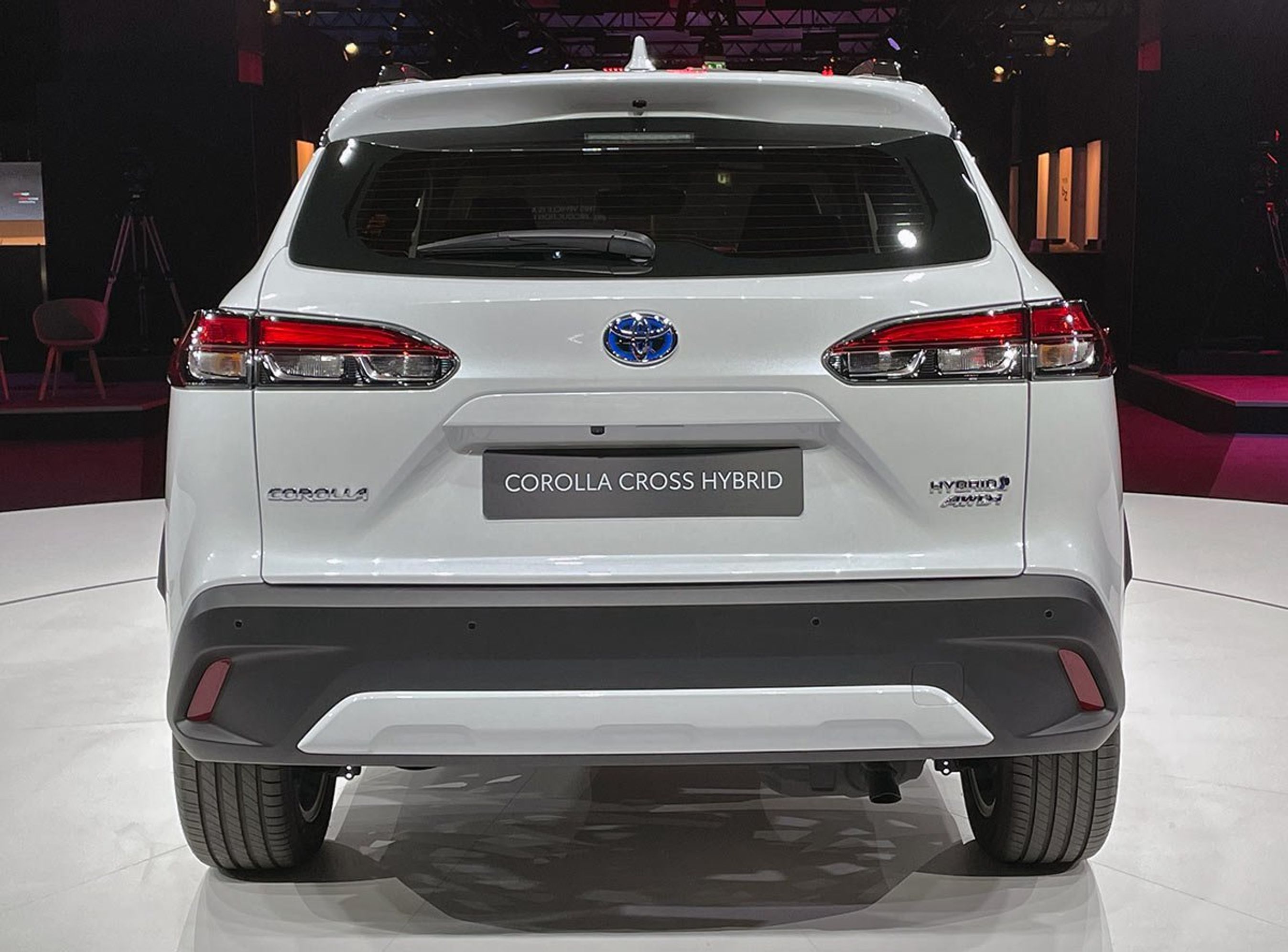 Det er særligt bagpartiet, der får Corolla Cross til at virke anonym for ikke at sige kedelig. 