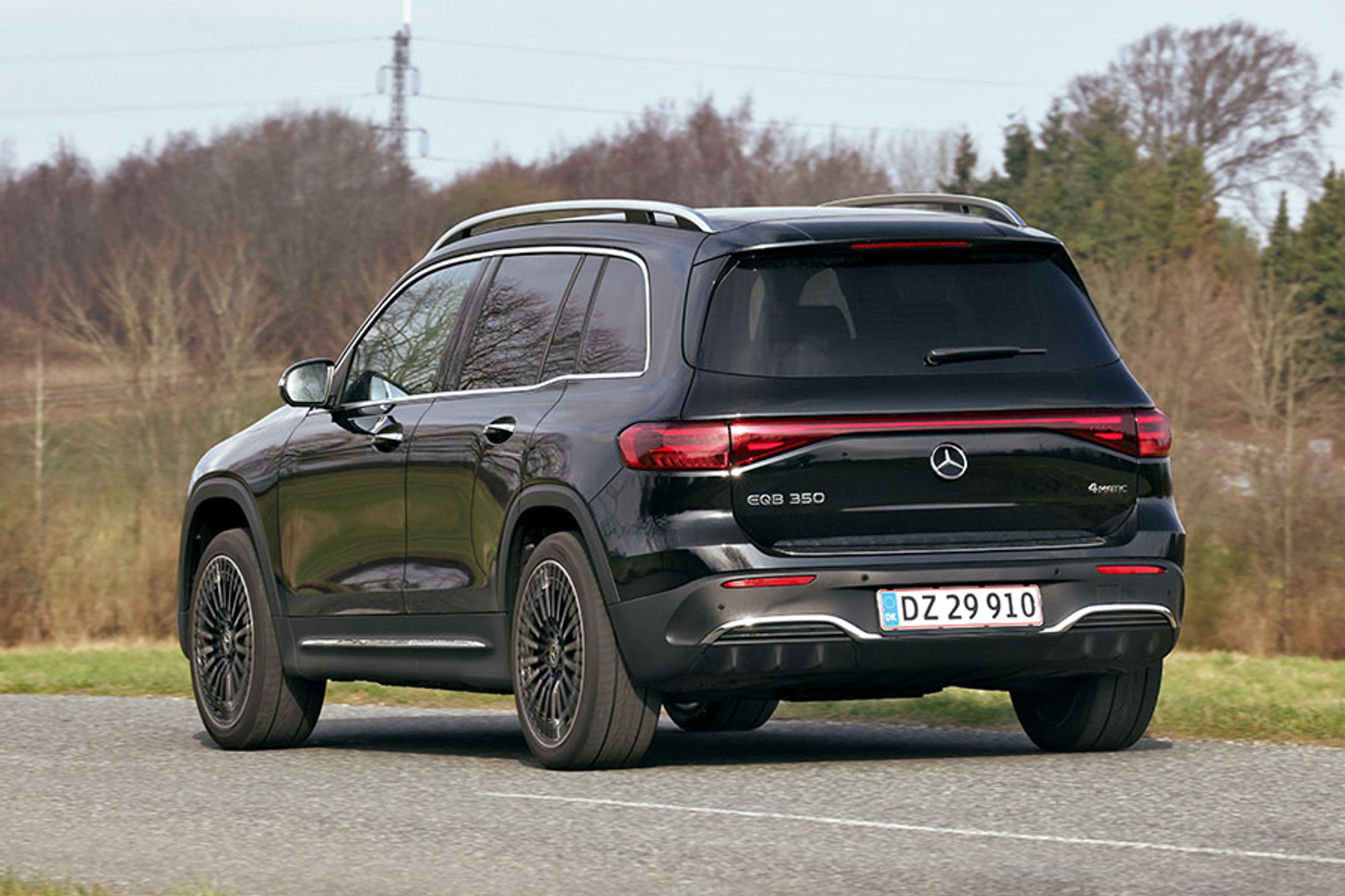 Sort Mercedes EQB set bagfra, mens den kører på landevej