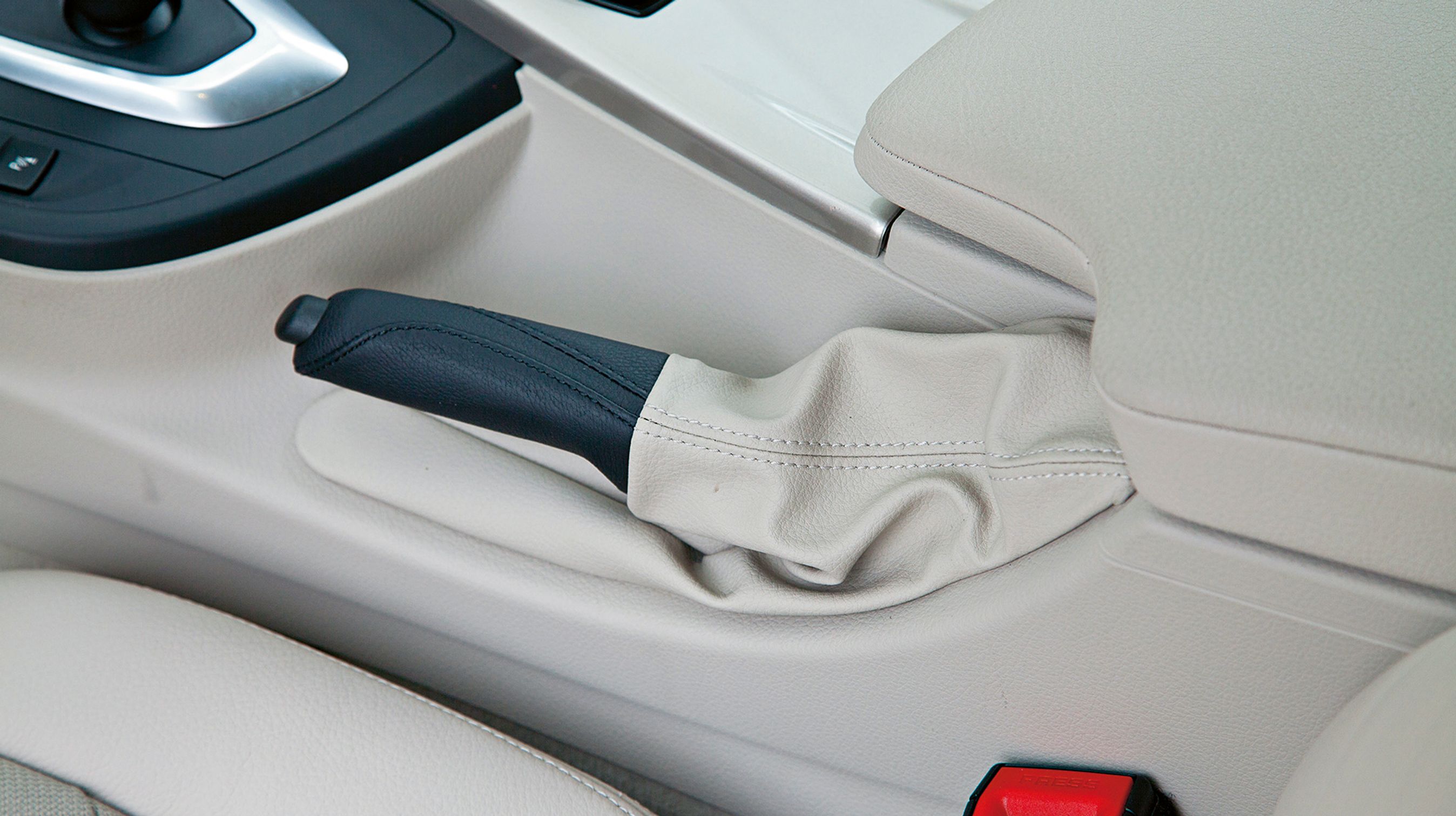 BMW 3-serien har en god, gammeldags manuel håndbremse placeret mellem forsæderne.