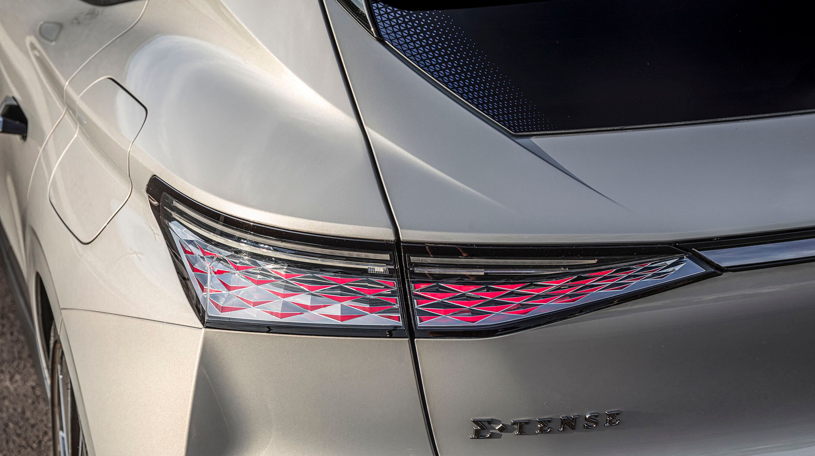 De mange rombe-formede detaljer, der er underopdelt i fire trekanter, går igen overalt, og skal give bilen en eksklusiv fremtoning. Baglygterne er et godt eksempel på den ide.