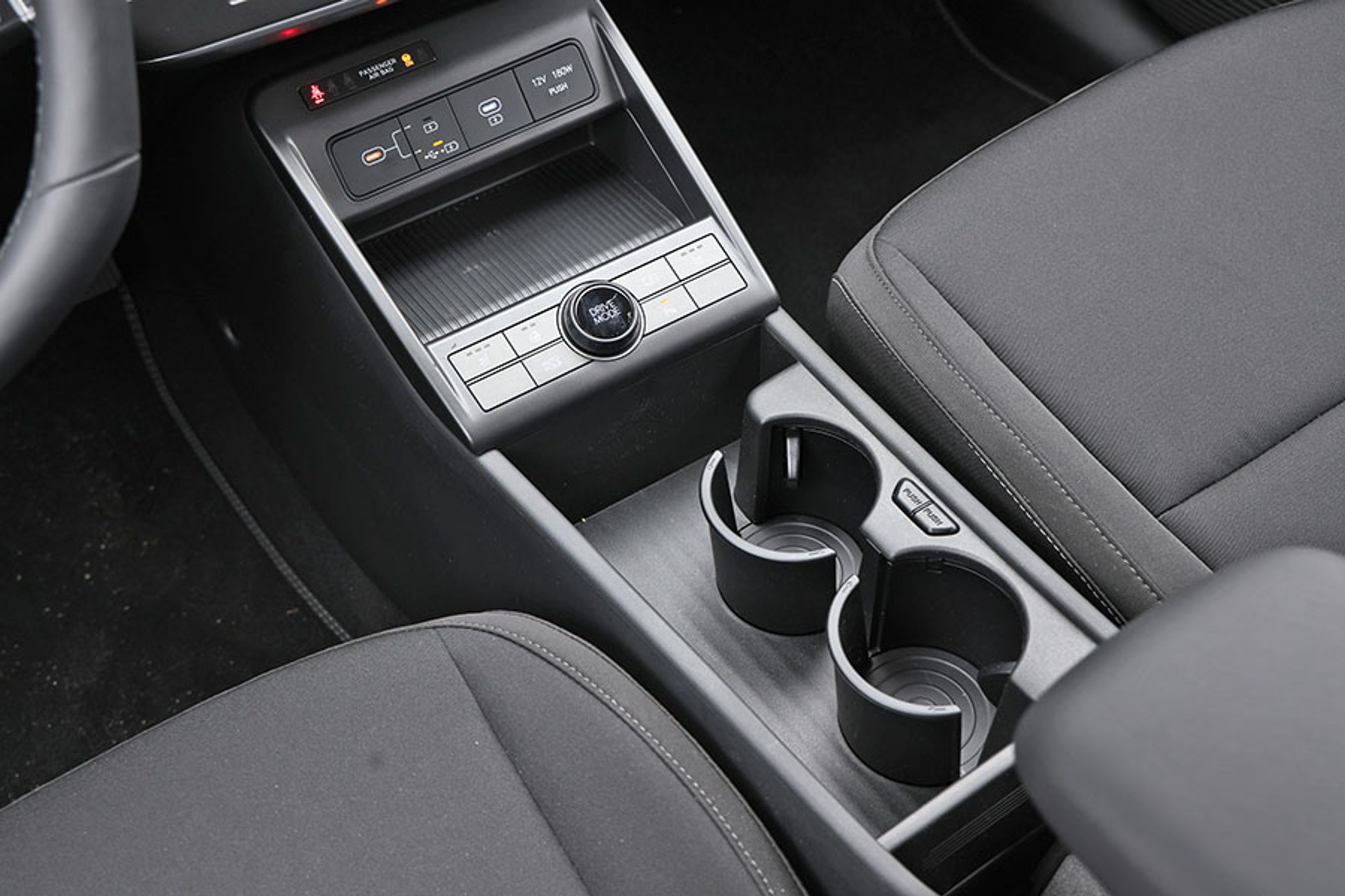 Kopholderne er fine, men det er lidt irriterende med det store areal rundt om dem. Her kunne det være rart med mere blød plastik, så ting ikke rutsjer rundt. 