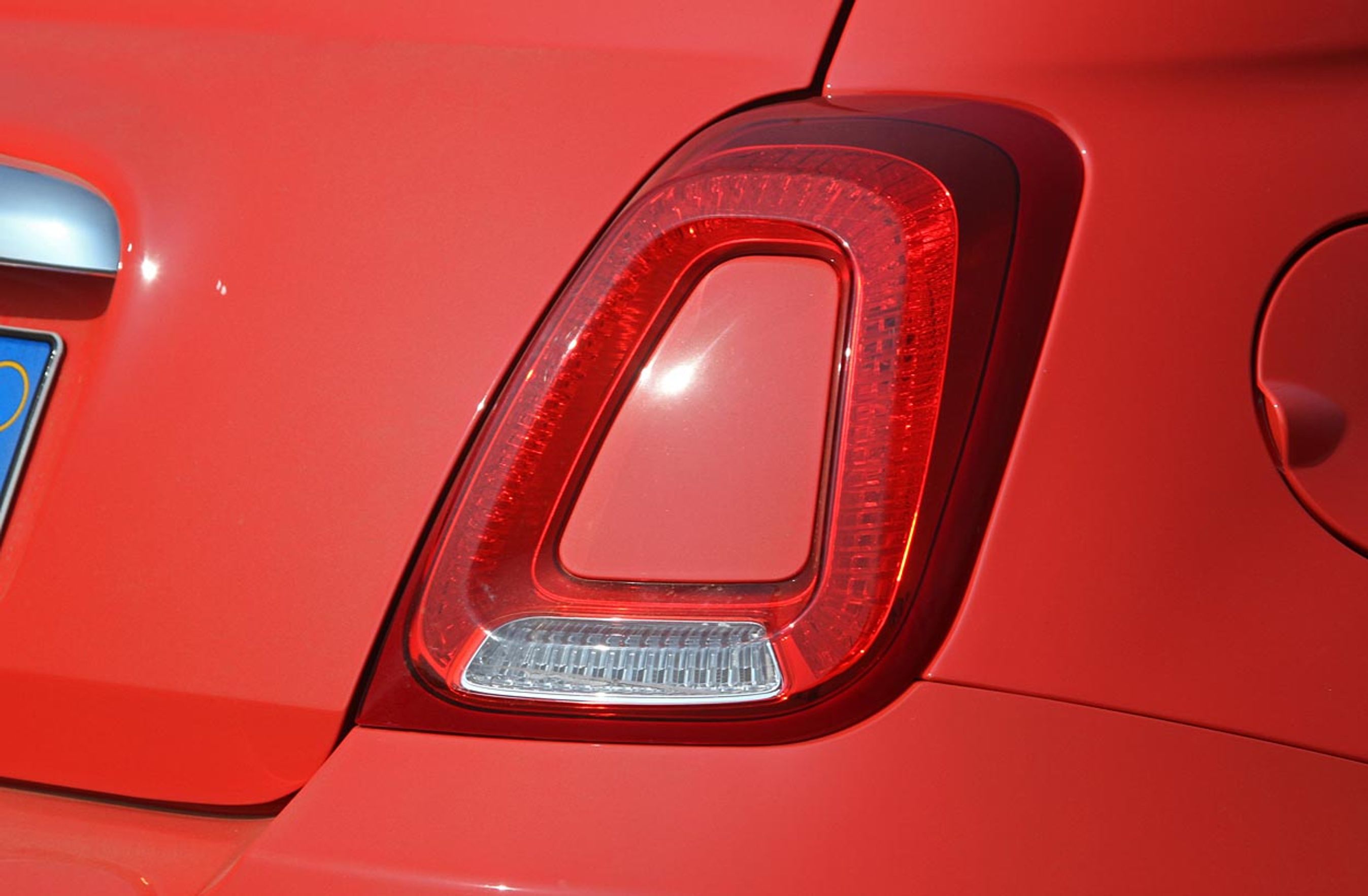 Baglygterne er blevet markante. De er nu tydeligt tredimensionelle og har en lakeret karrosseriplade i midten.