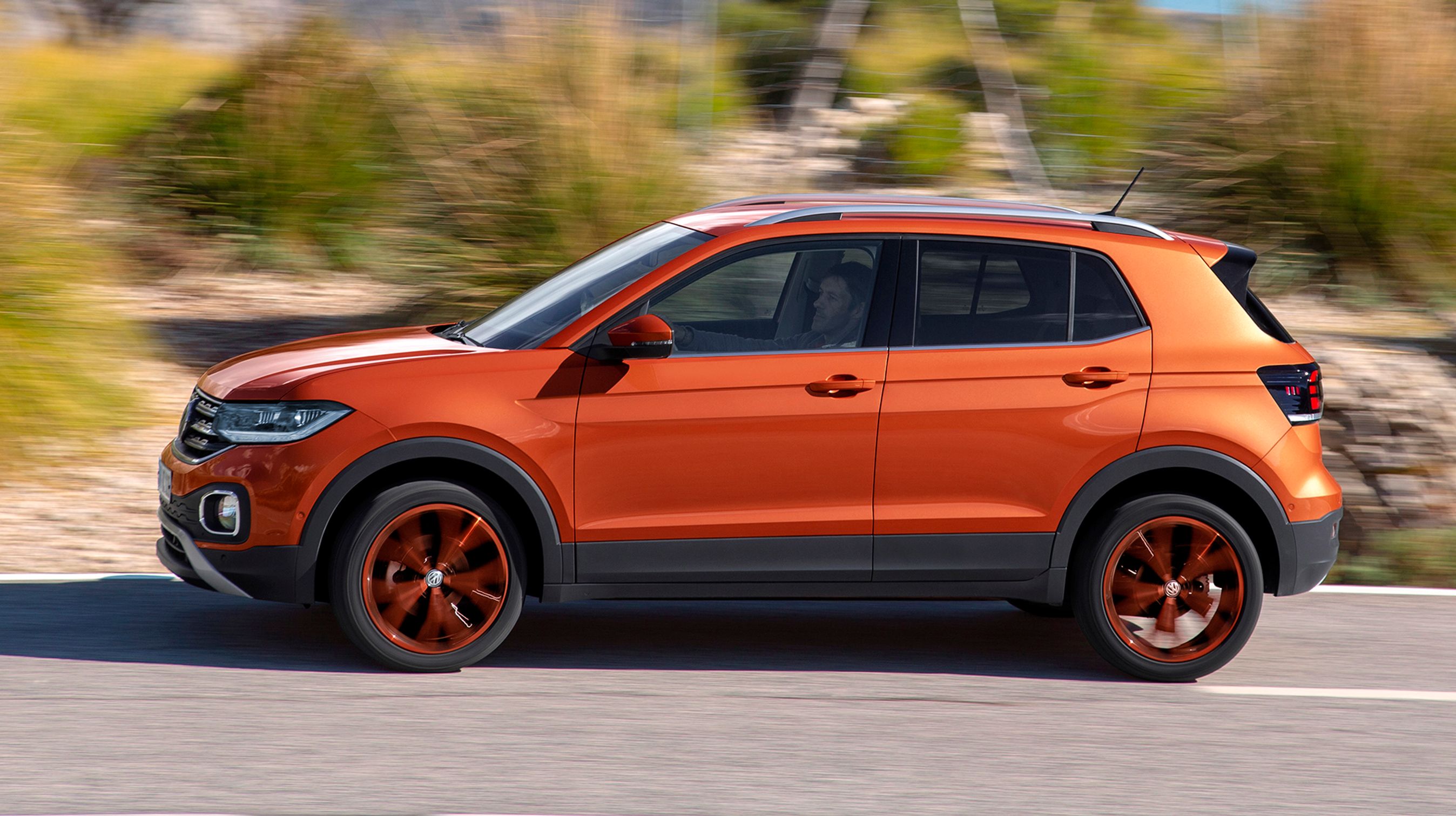 VW T-Cross er en ny mini-SUV med plads til fem personer. Den er bygget over en Polo, men er både højere og bredere. Det giver virkelig god plads i kabinen.