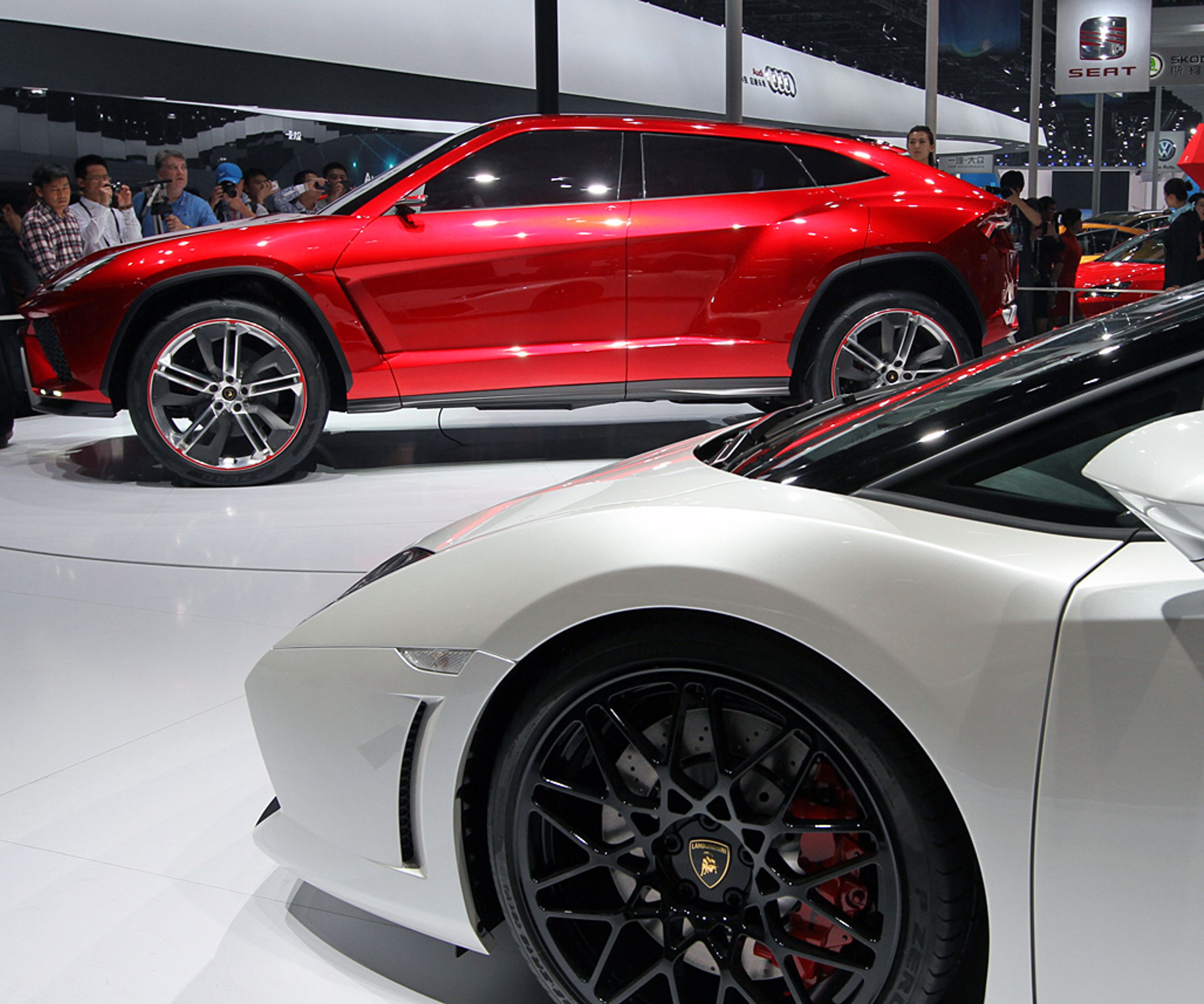 Urus har trods sit SUV-karroseri en klar, kantet Lamborghini-profil.