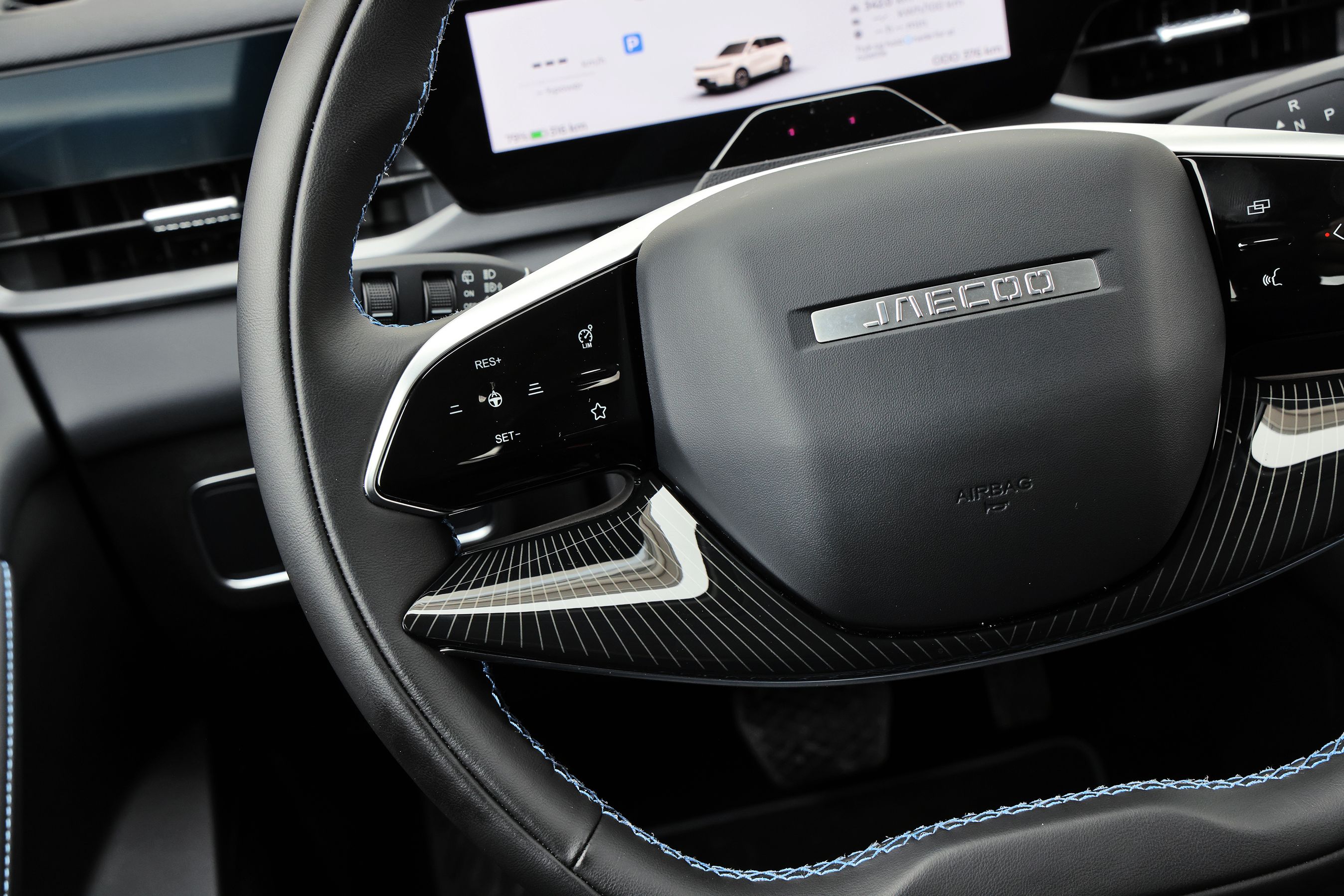 Knapper til fartpilot på rattet i en Jaecoo J5