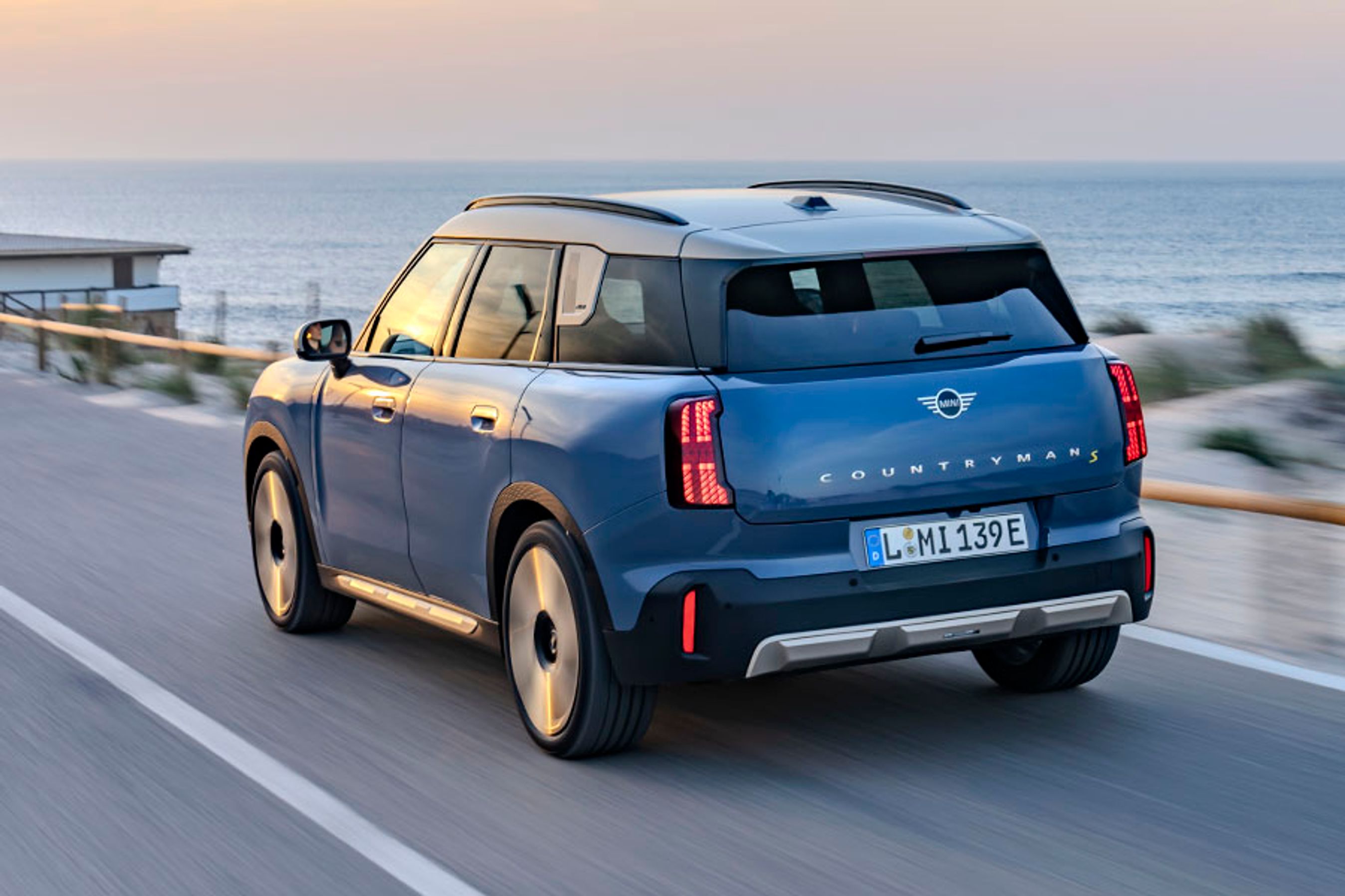 I de dyrere udgaver kan man selv programmere, hvordan lyset i baglygterne skal se ud. Man kan vælge mellem tre designs, hvor af et er dette, og et andet efterligner det britiske flag, Union Jack.