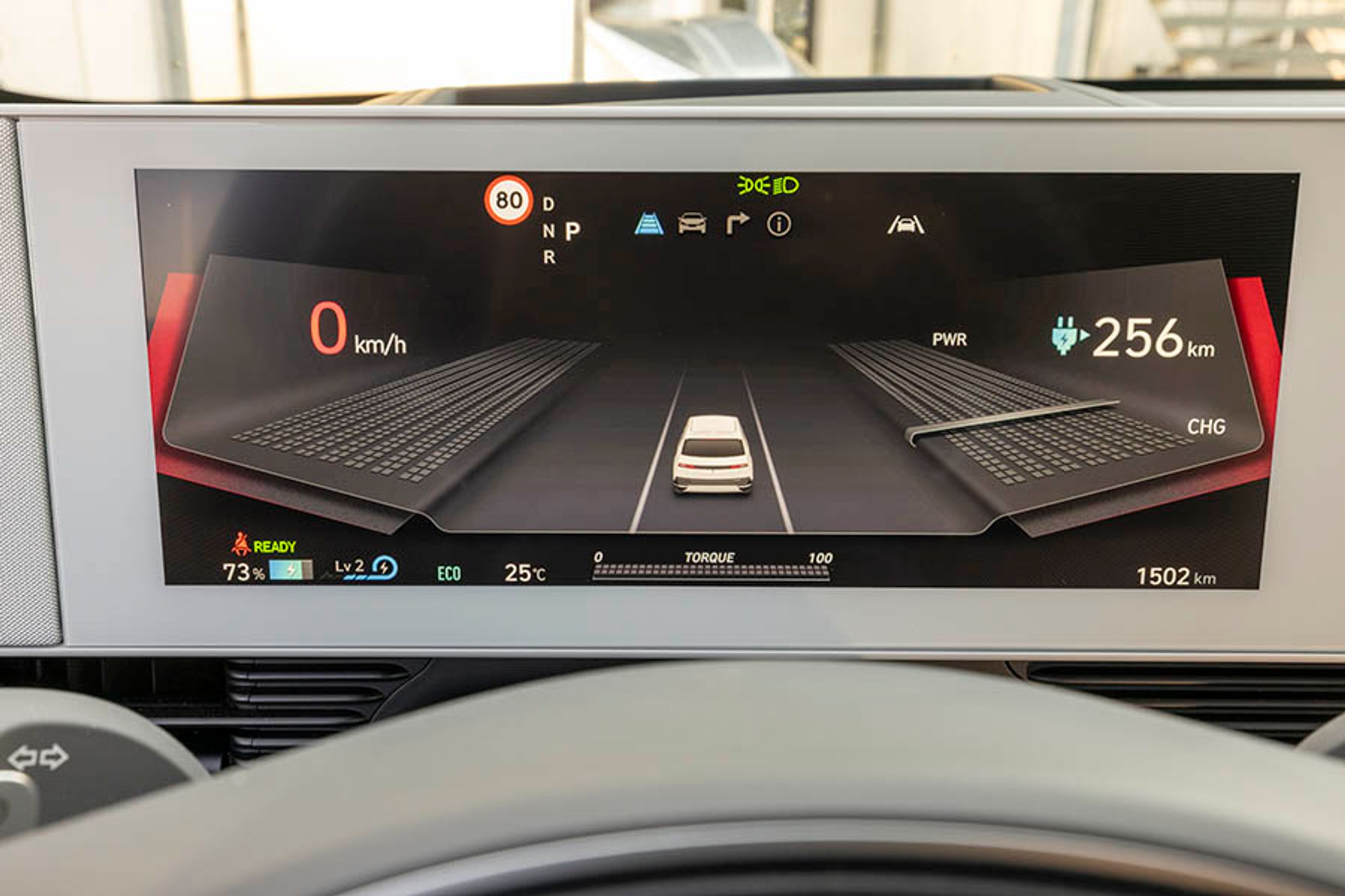 Den store skærm til højre for instrumenthuset kan vise et hav af billeder. Her er det en indstilling, der lægger vægt på den omgivende trafik.