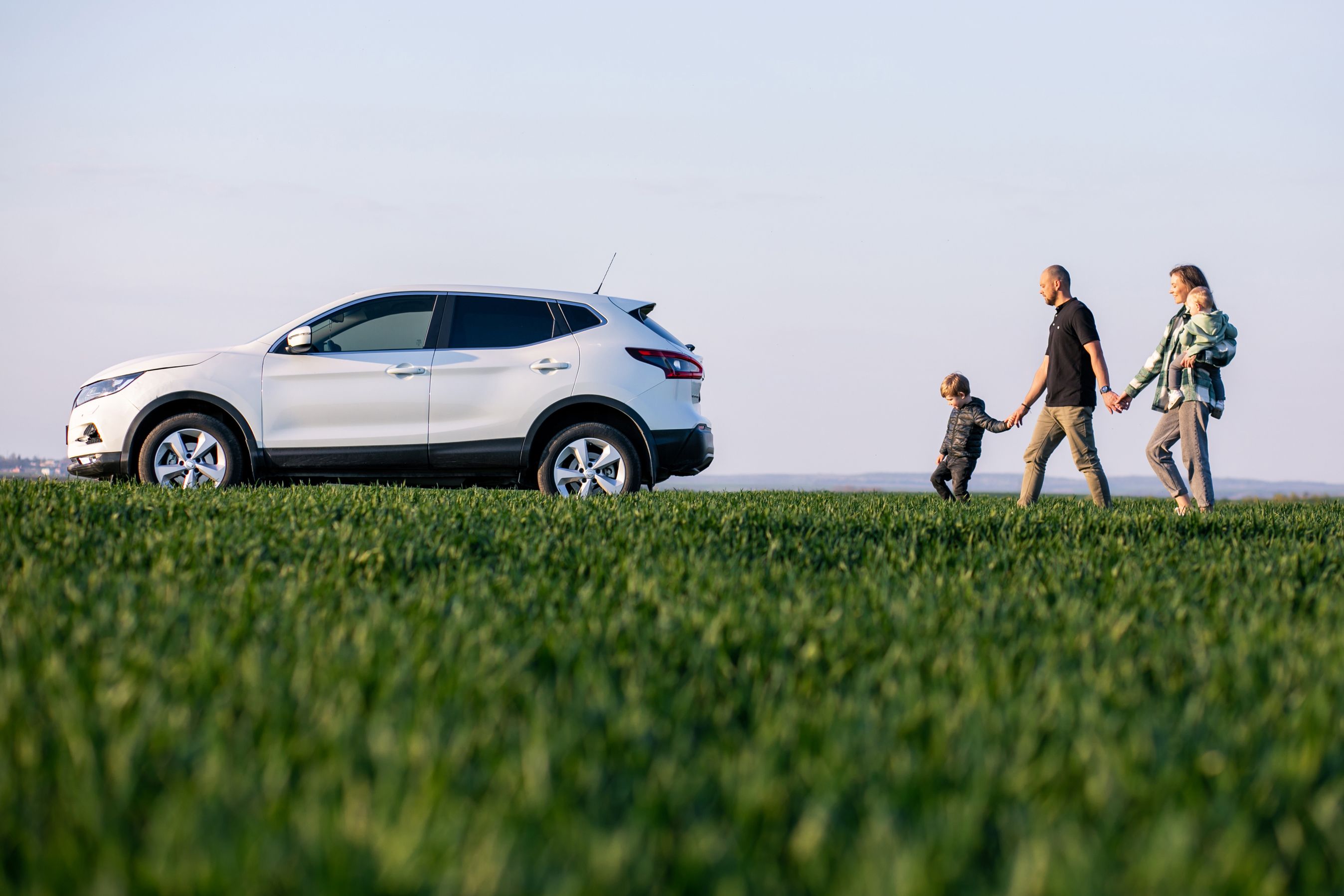 Familie på vej over til bil i naturen