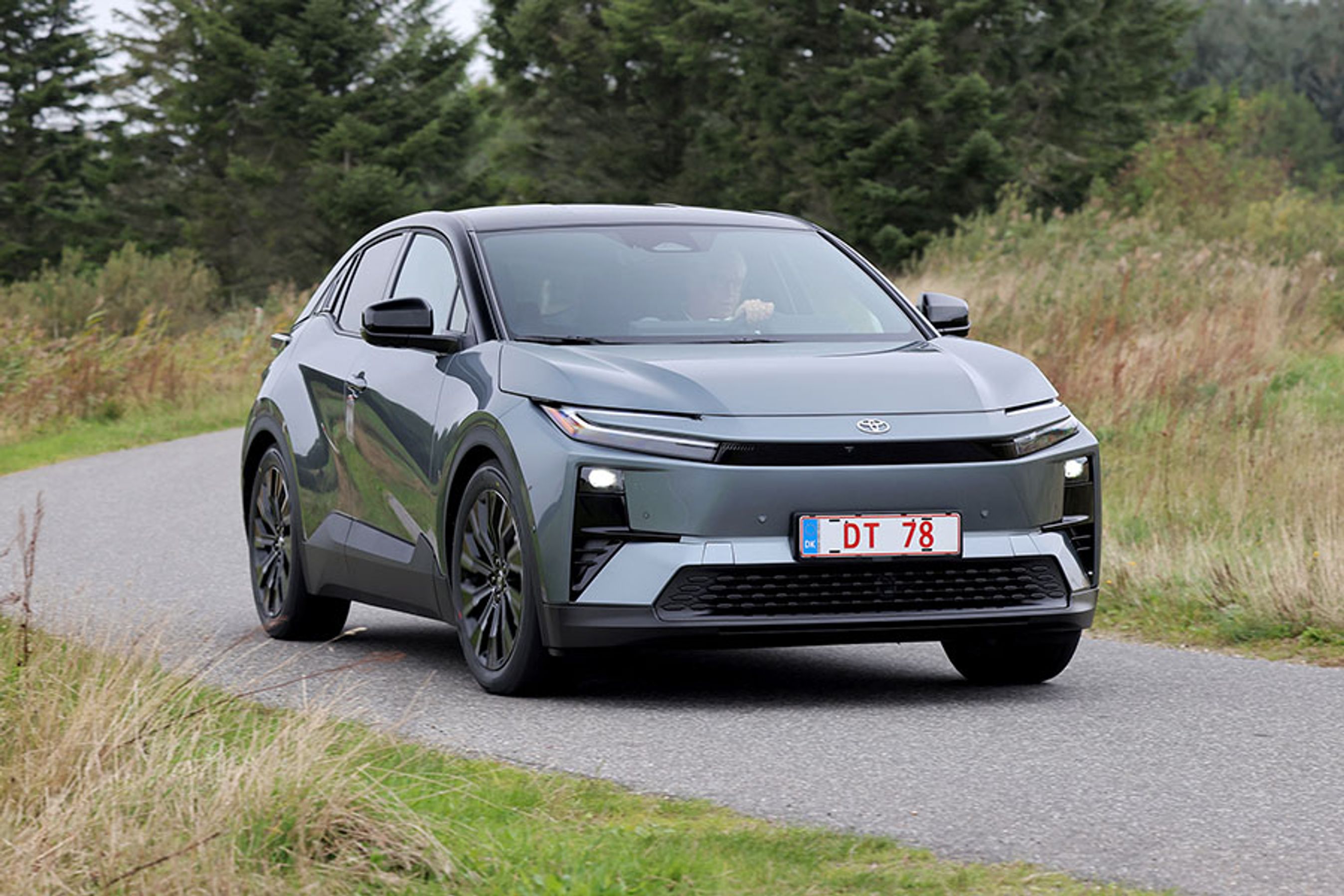 Forlygterne på C-HR+ har samme form som på hybridversionerne af C-HR. Så her ses slægtskabet, men C-HR+ er bygget på en rent elektrisk platform og er en meget større og ikke mindst længere bil. Det giver mere plads i kabinen.  