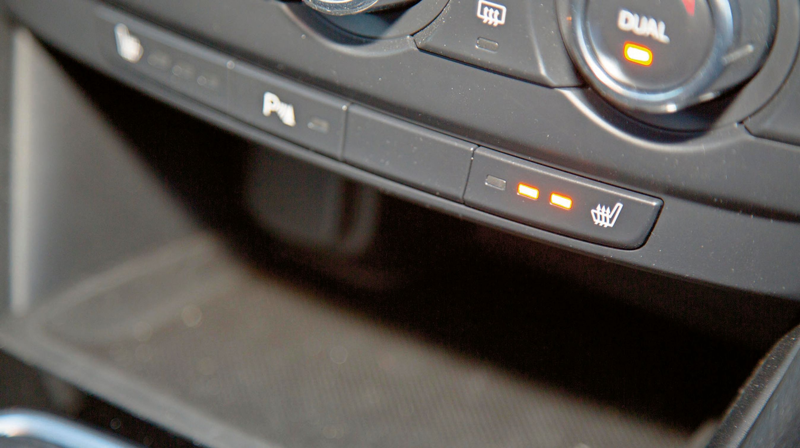 Under varmeanlæggets drejeknapper findes kontakterne til den tretrins sædevarme i begge forsæder.