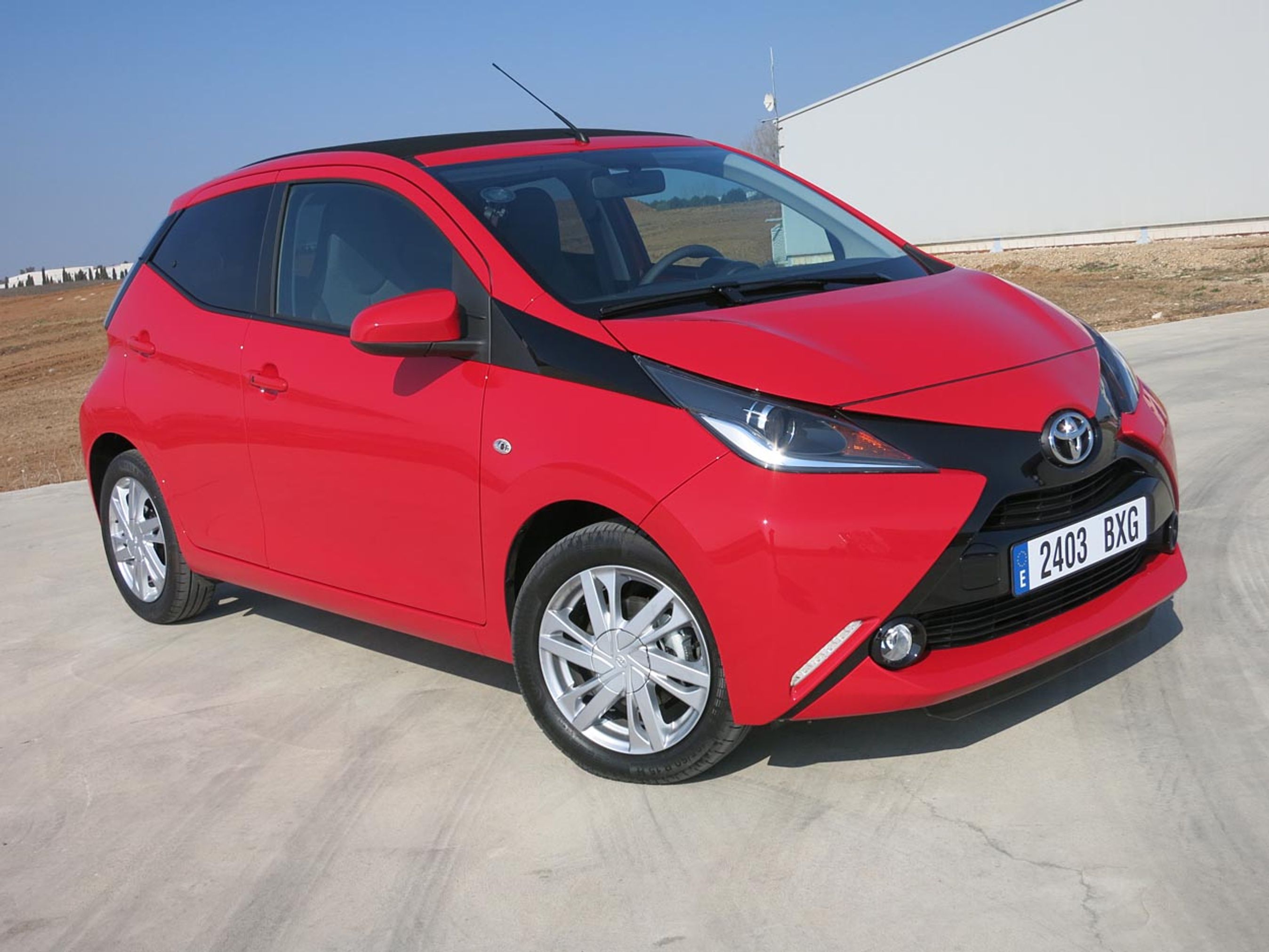 Toyota Aygo er blevet let genkendelig i form af det store X, der dannes ved de farvede plastpaneler i fronten. Lygterne har avancerede projektorer, og alle udgaver har de karakteristiske LED-kørelyslygter forneden.
