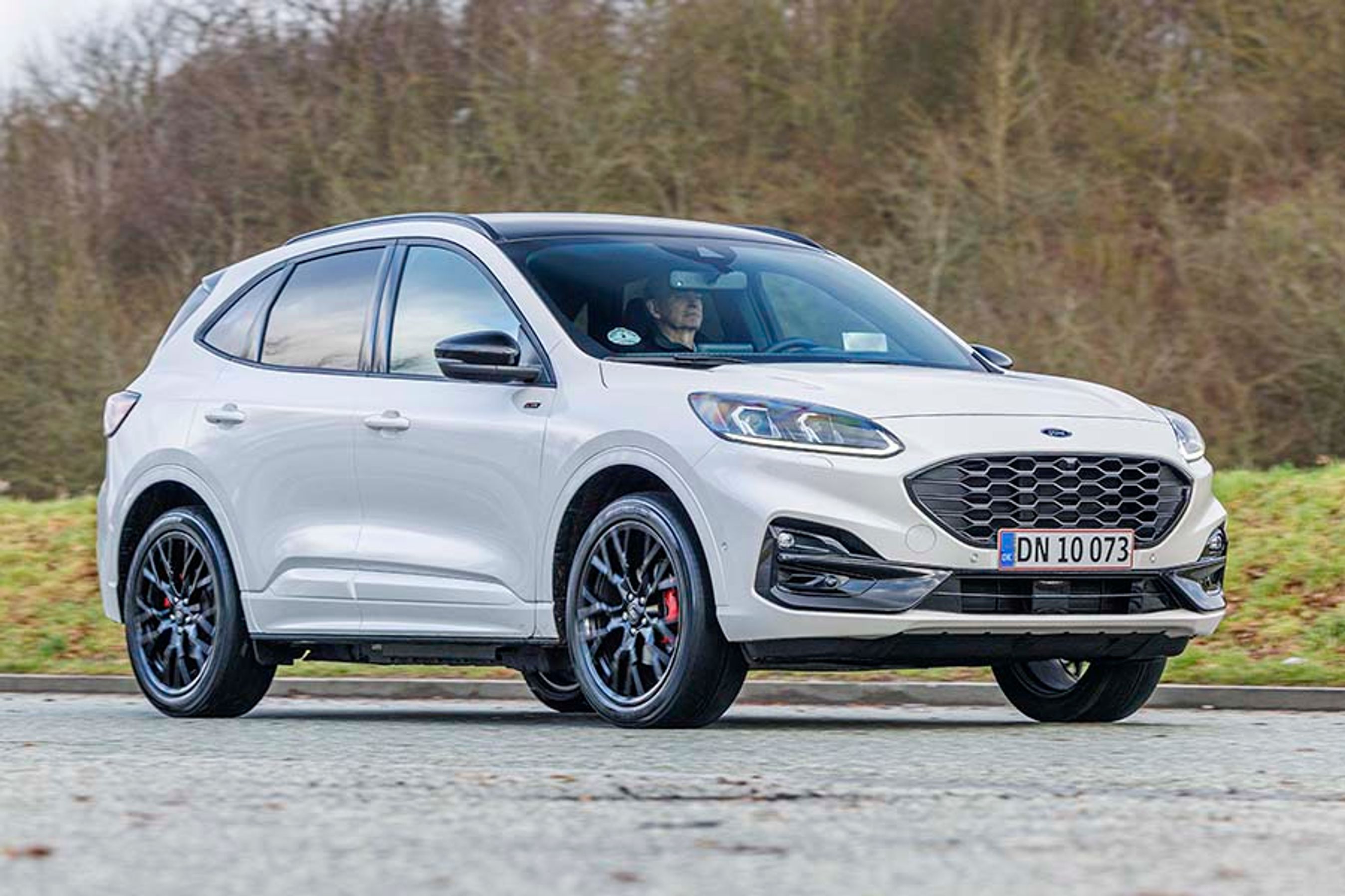 Med den særlige X-pakke får Ford Kuga bl.a. adaptive LED-forlygter. X-pakken koster 25.740 kr. og er en forudsætning for Black Package-udstyrspakken til yderligere 32.020 kr.