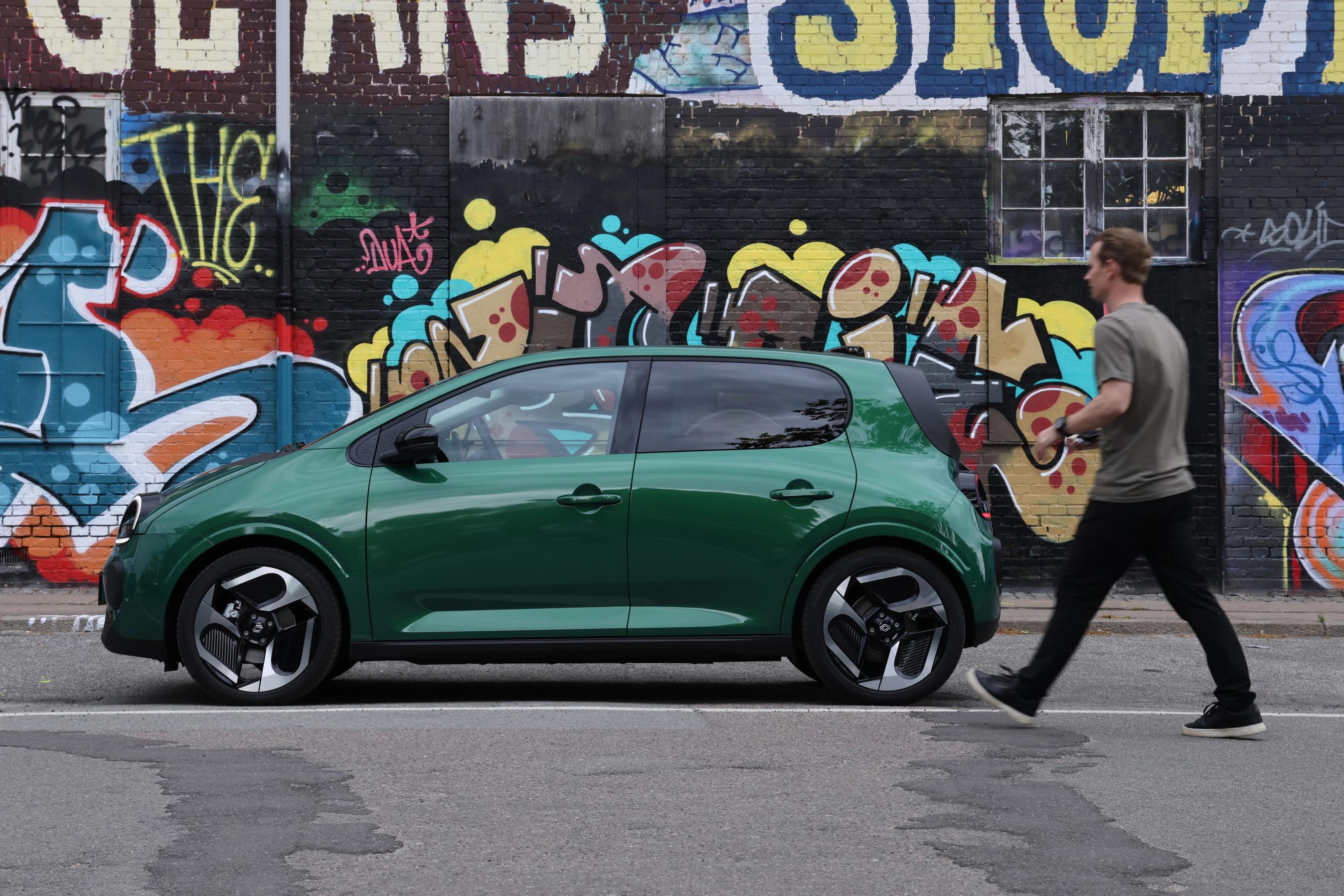 Renault Twingo set fra siden, mens en mand går hen mod bilen
