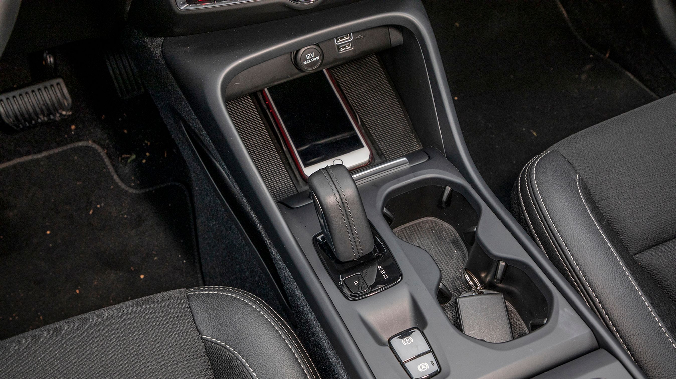 Gearstangen er af typen ’Shift by Wire’, og det betyder, at den selv går i ’P’, når turen er slut. Til gengæld skal den vippes to gange for at skifte mellem f.eks. ’D’ og ’R’. Bemærk også, at P-bremsen er elektronisk styret.