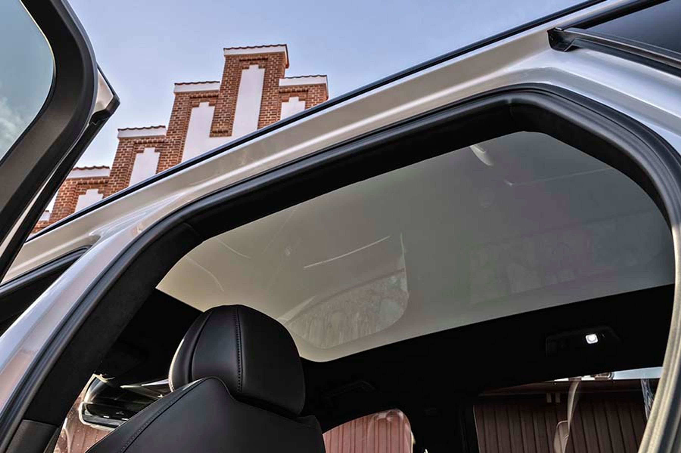 Der er et glastag, der kan tones. Dermed får du stadig lidt lys ind i kabinen, men uden at blive blændet. Når du indstiller glasset til at være gennemsigtigt, er der en mælkehvid hinde, og det emmer ikke just af luksus. 