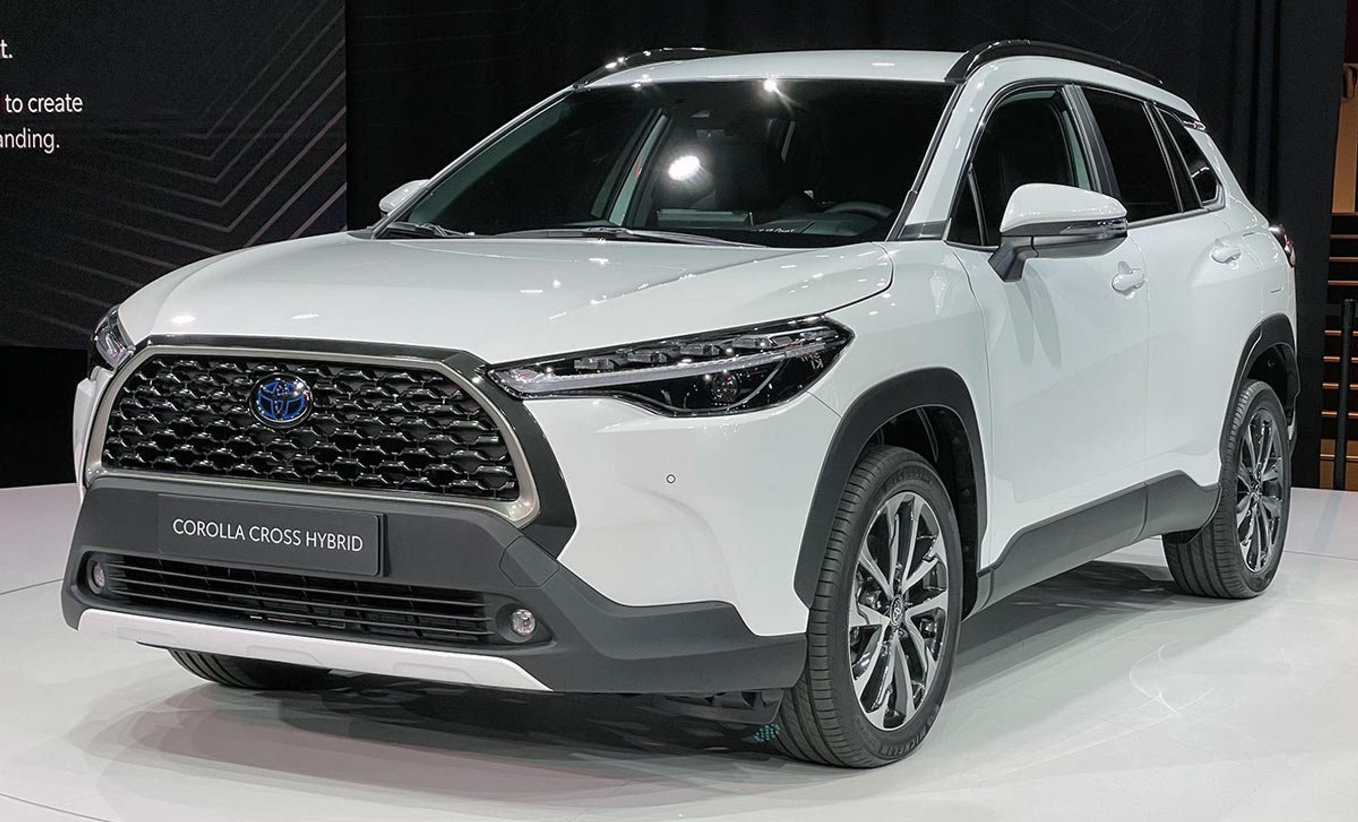 Fortil er Corolla Cross ikke lige frem anonym, men den enorme grill virker lidt uharmonisk i forhold til det selvudslettende bagparti.