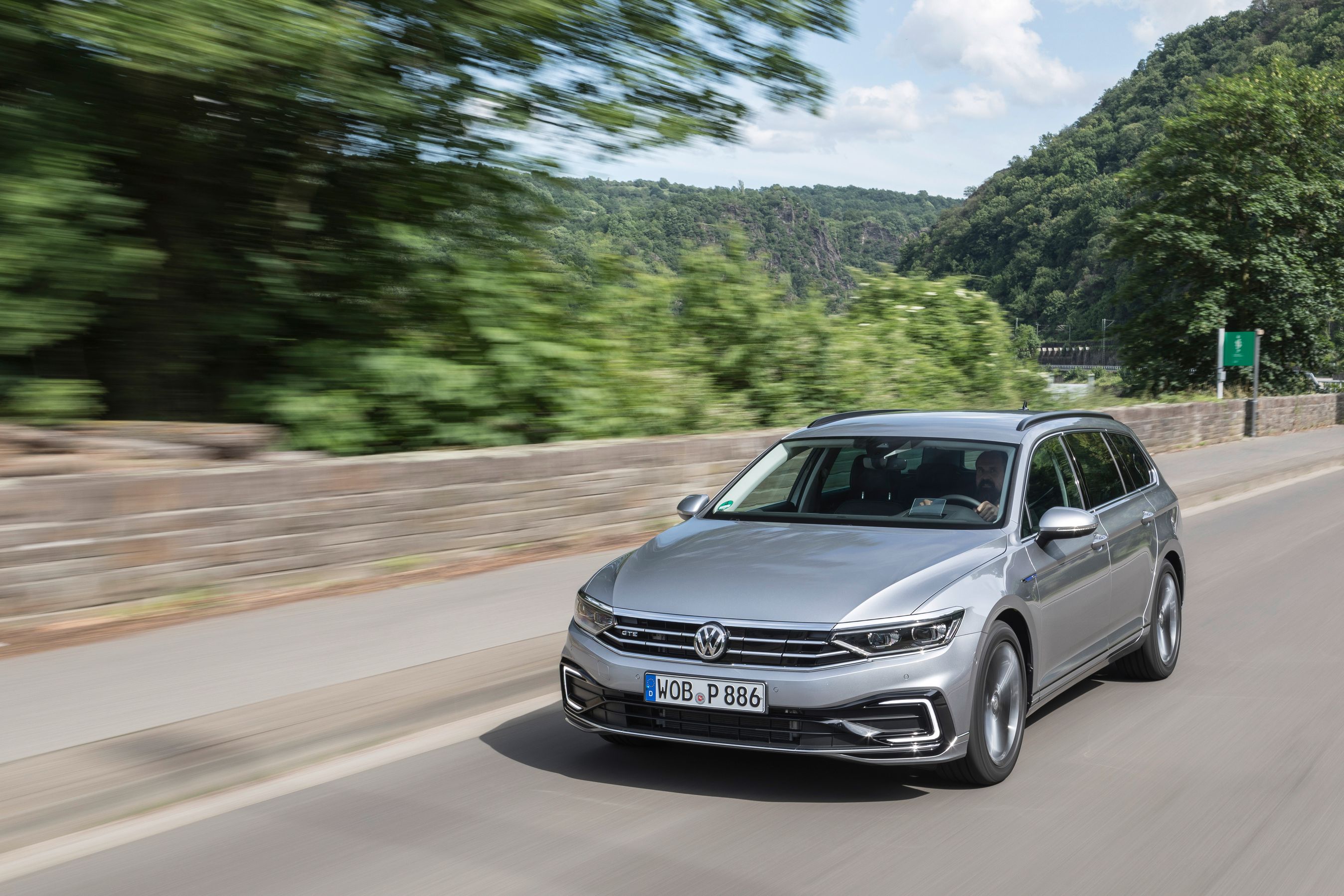 VW Passat er snart klar i en faceliftet udgave med lidt ændret design og stærkt forbedret teknik.