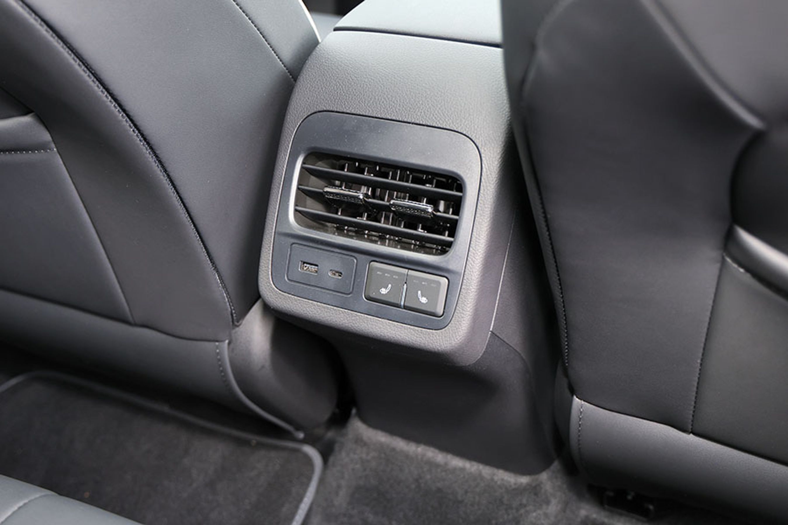 På den imponerende udstyrsliste er der også plads til sædevarme til bagsædepassagererne. Der er også opladning til teknisk udstyr både via et klassisk USB-kabel og det mere moderne USB-C. Der er friskluftdyser til passagererne på bagsædet. 