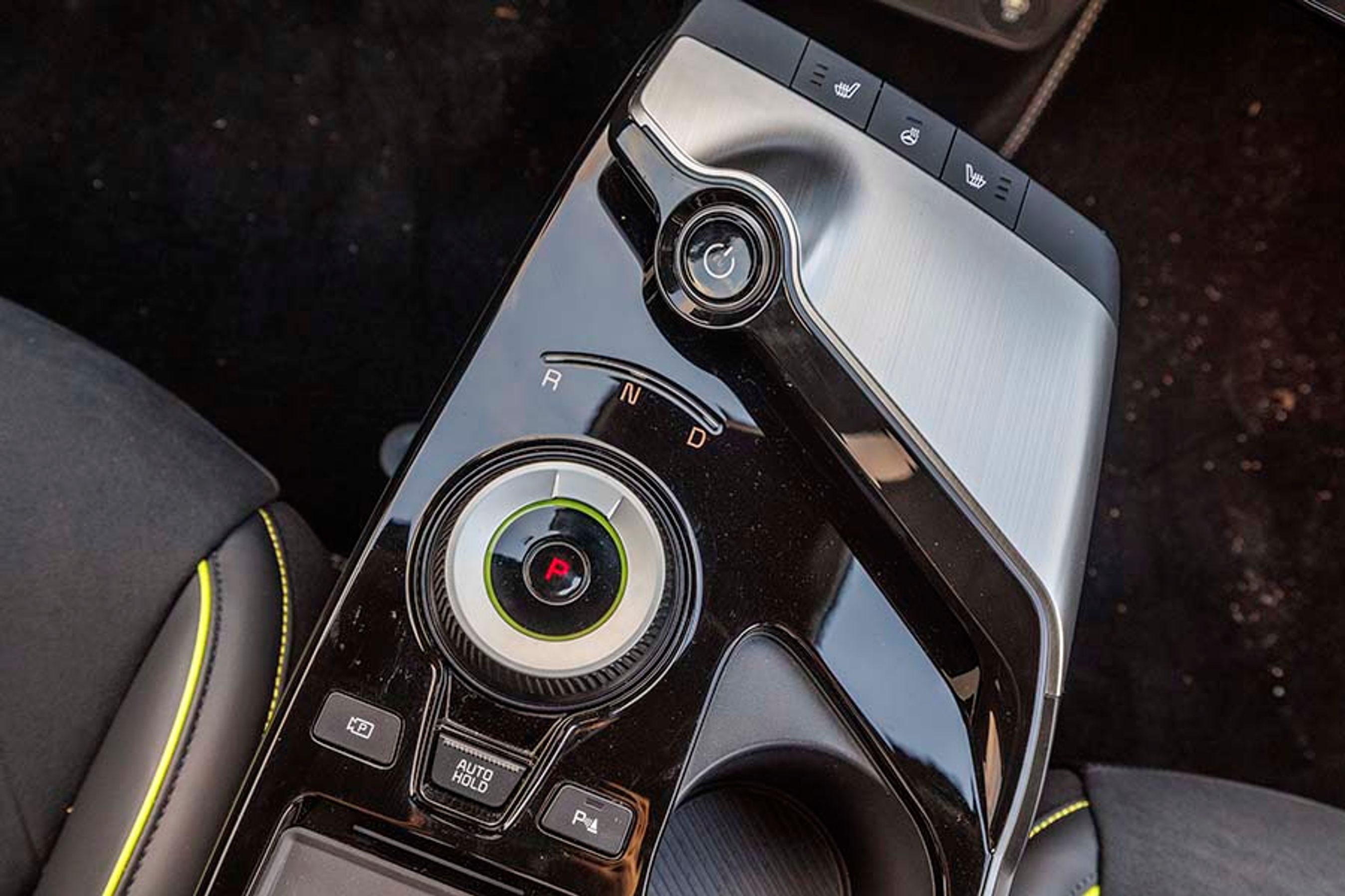 Gearvælgeren er genial og let at betjene. Men ærgerligt, at Kia insisterer på, at man skal bruge en start/stop-knap til at starte og slutte alle ture med. Med elbilen kunne man godt nøjes med at bruge gearvælgeren til det samme. Det fungerer aldeles udmærket i bl.a. Tesla, Skoda og VW. 