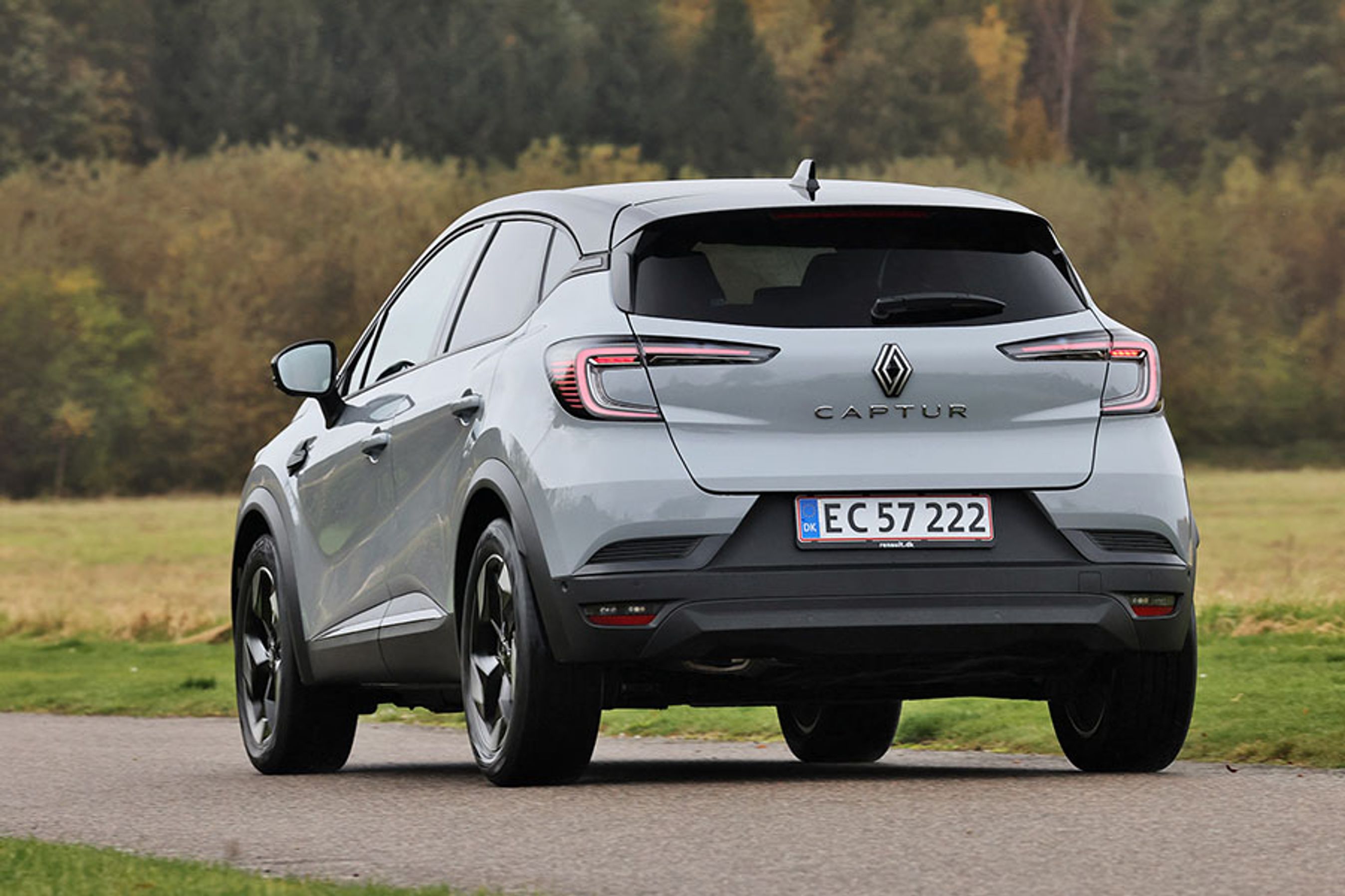 Renault Captur set bagfra på en landevej