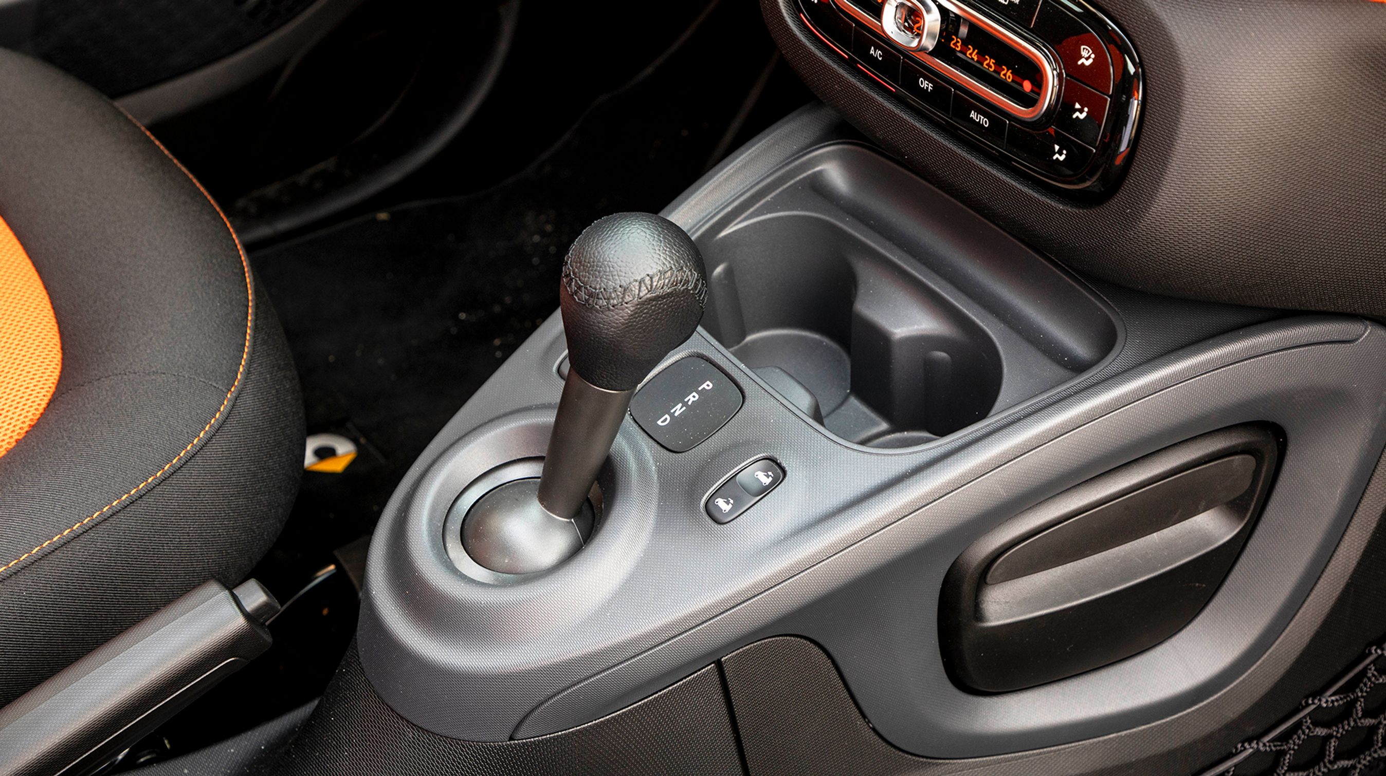 Gearstangen er af den traditionelle slags. Knappen til højre betjener stoftaget.