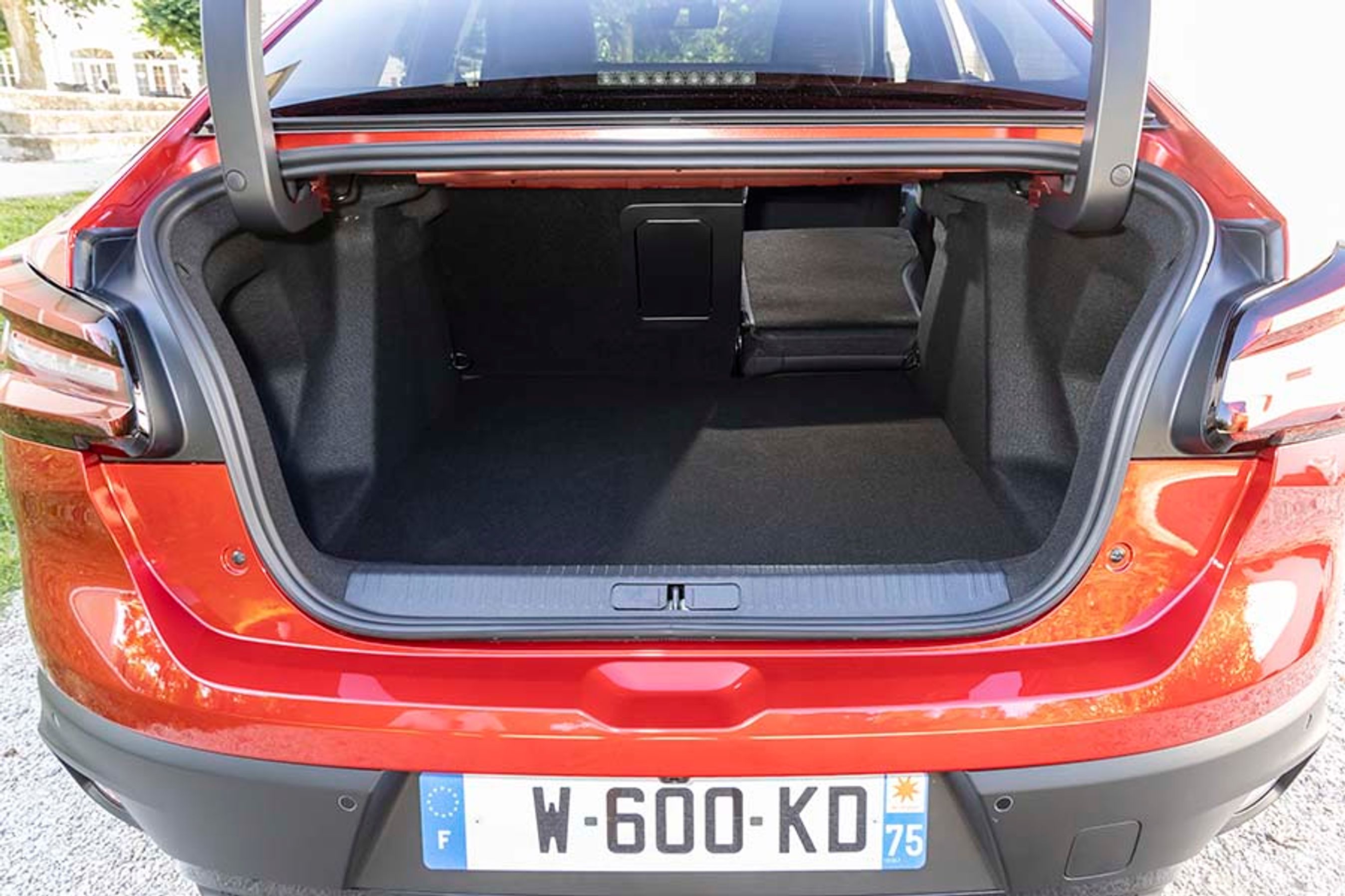 Bagagerummet i Ë-C4X er meget stort målt i liter (510 liter), men den lille bagklap efterlader en ret lille åbning, så det kan være svært at udnytte rummets kapacitet fuldt ud.