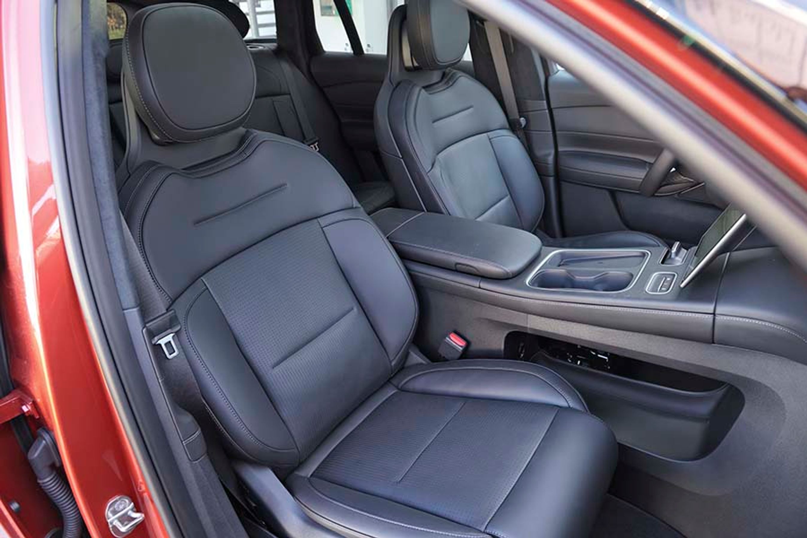 Forsæderne er lækre og elbetjente. Der er indbygget massage og varme og køling, og højre forsæde kan lægges ned som en liggestol, hvilket er rart, mens man lader.