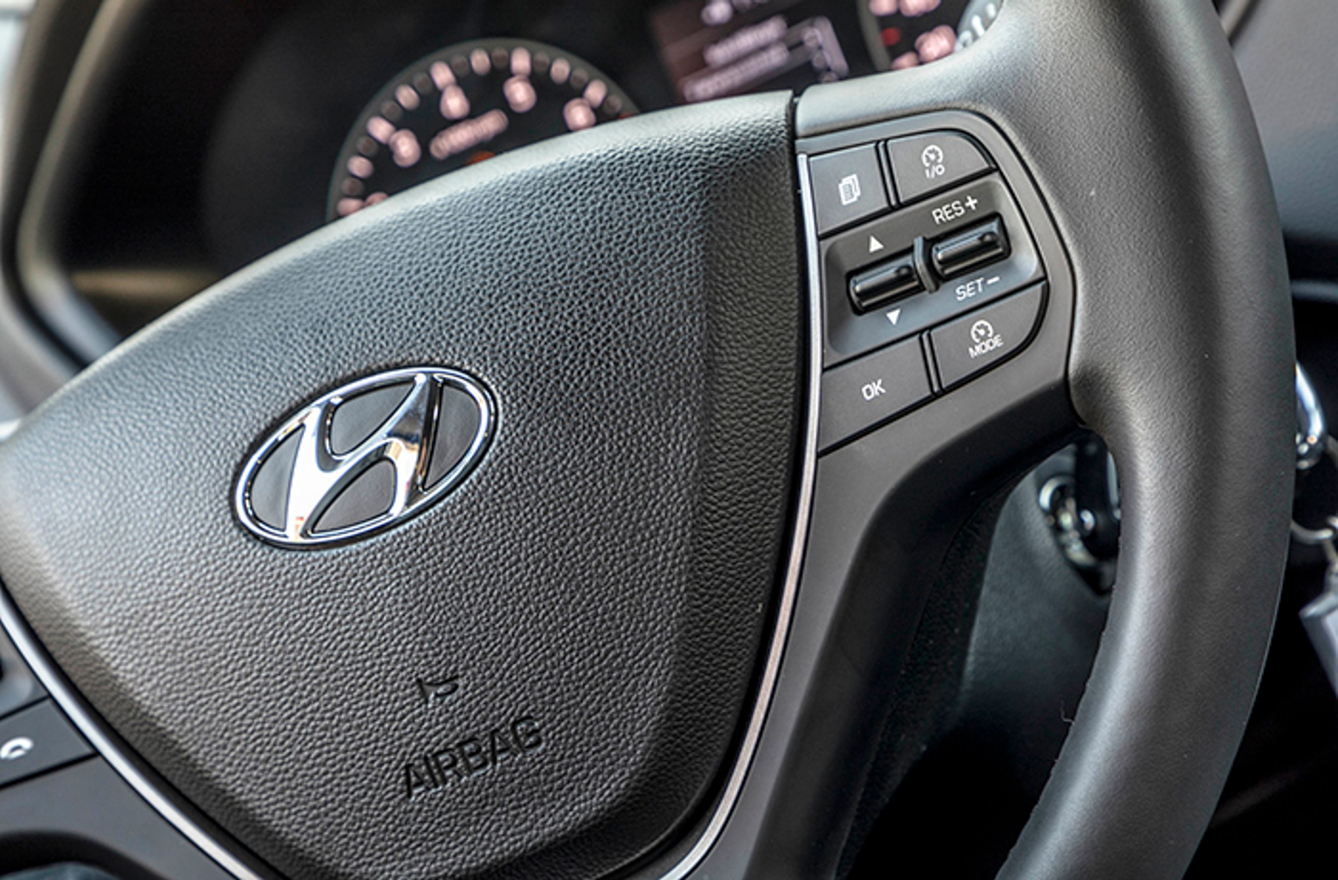 Basismodellen har ikke fartpilot, men det får du med Trend-udstyrsvarianten. Den har også fartbegrænser, men du kan ikke tilkøbe adaptiv fartpilot. 