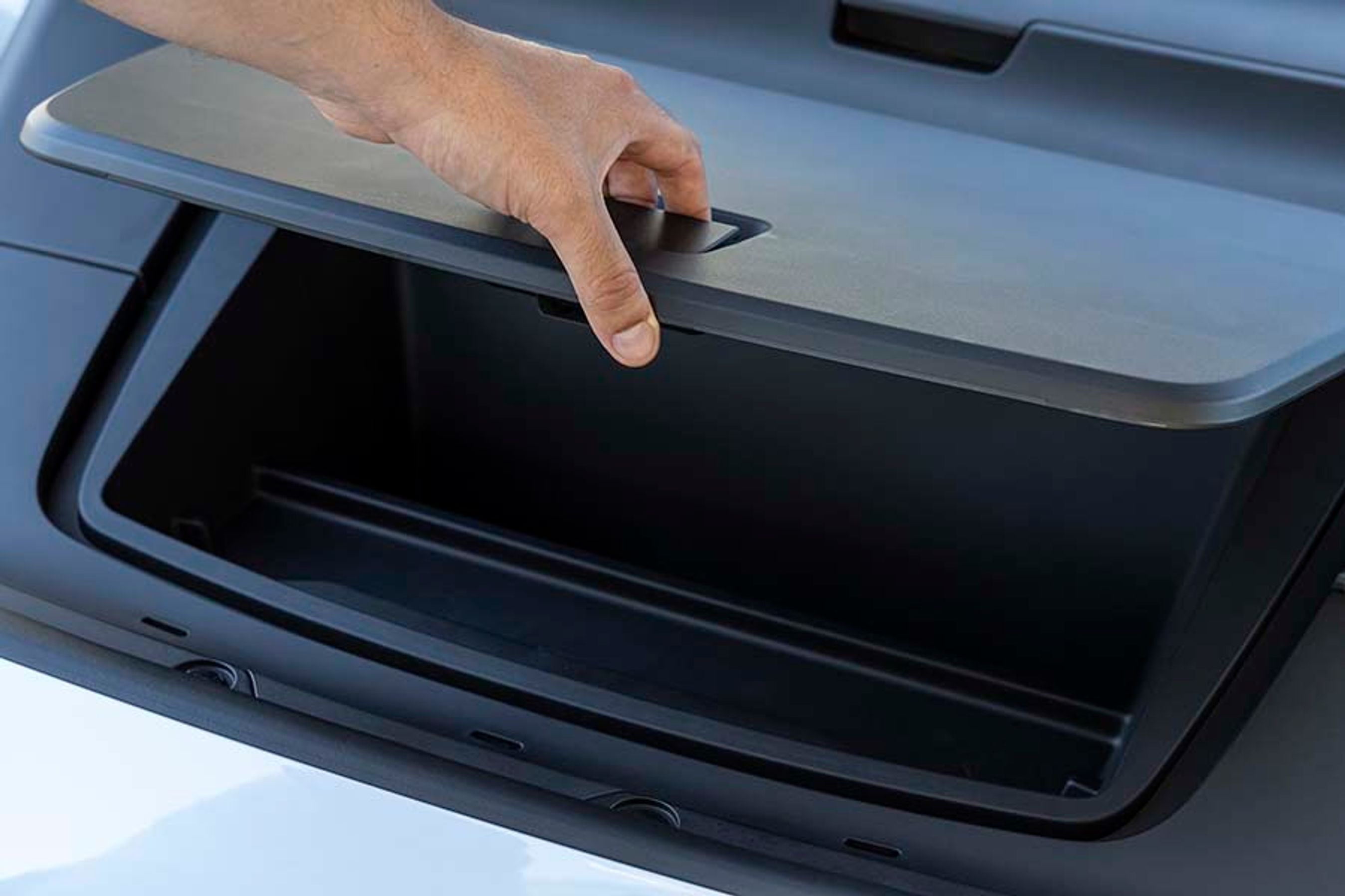 Heldigvis er der blevet plads til en lille frunk fortil til ladekabler.