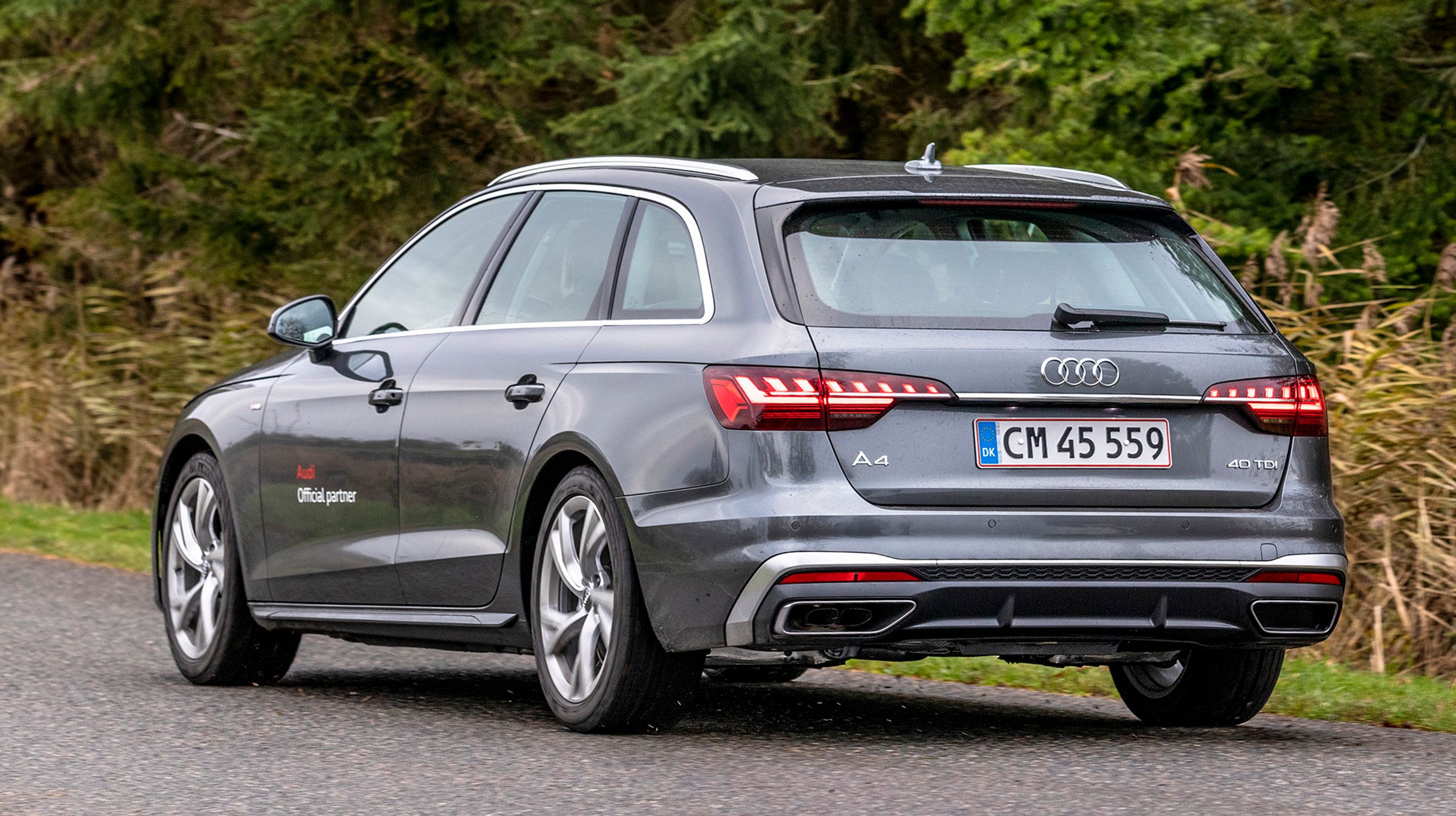 De fleste A4-købere vælger stationcar-modellen, hvor du får en bedre adgang til bagagerummet end i en firedørs model med udvendigt bagagerum. 