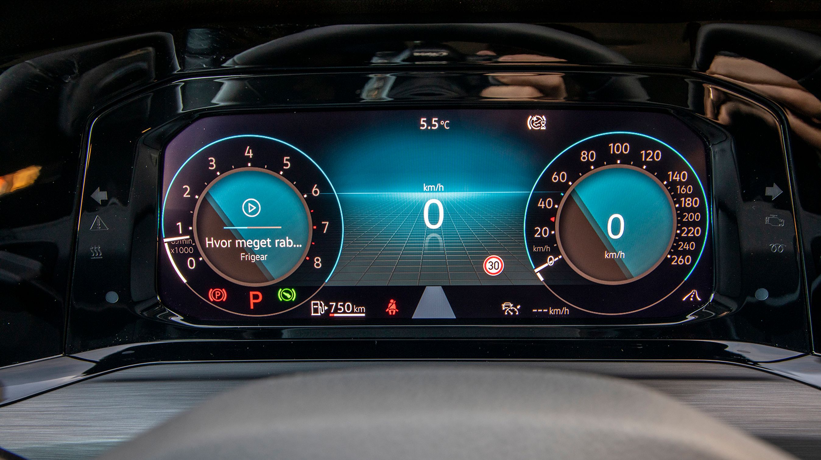 Alle udgaver af VW Golf har et digitalt instrumenthus, der har erstattet viserinstrumenterne. Det er flot, tydeligt og så kan man vælge mellem et hav af visninger, layouts og farver.