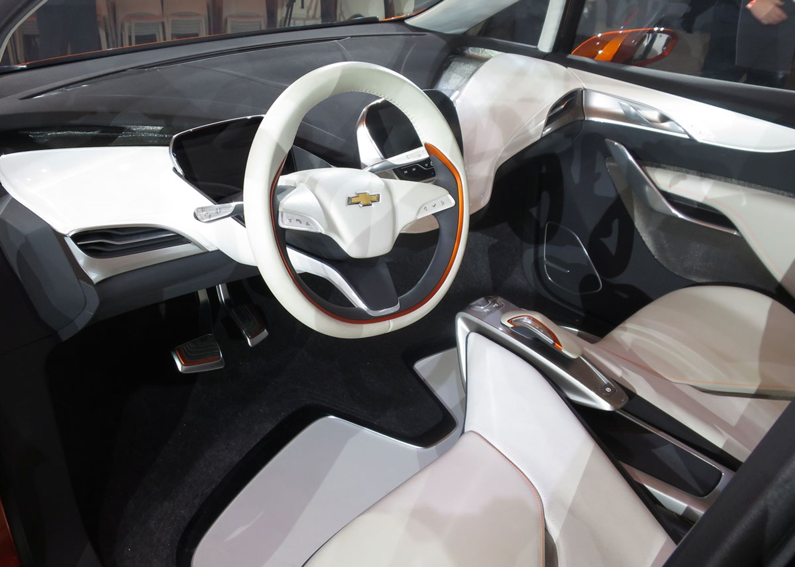 Kabinen på konceptbilen er spartansk indrettet. Instrumentbrættet består udelukkende af en 10-tommers berøringsfølsom skærm.