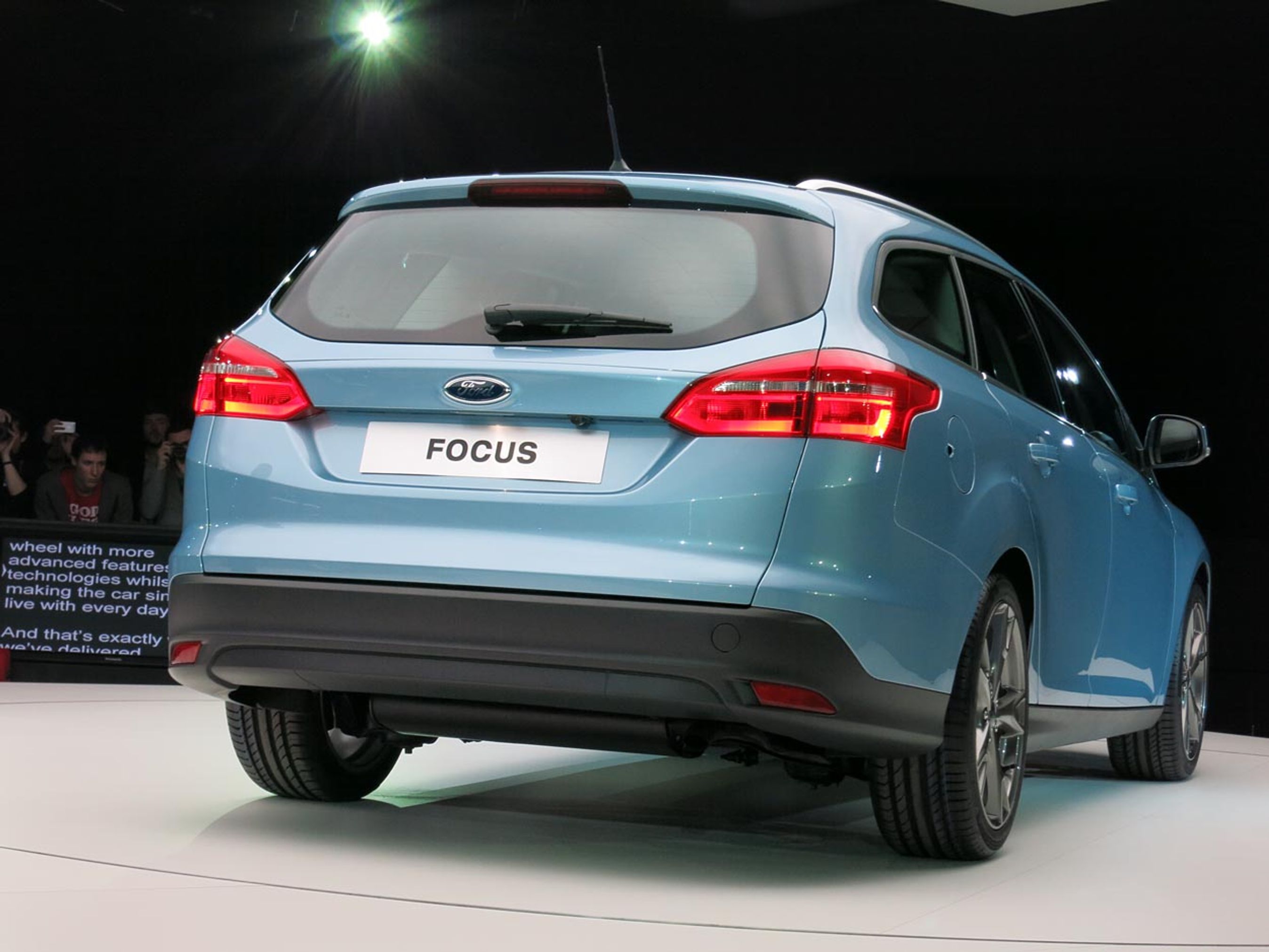 Bagtil er der kommet nye baglygter af LED-typen, ligesom bagklappen er ændret i formen. Den lyseblå farve er en også en af årets nye farver og viser en ny tendens for farver til nye biler.