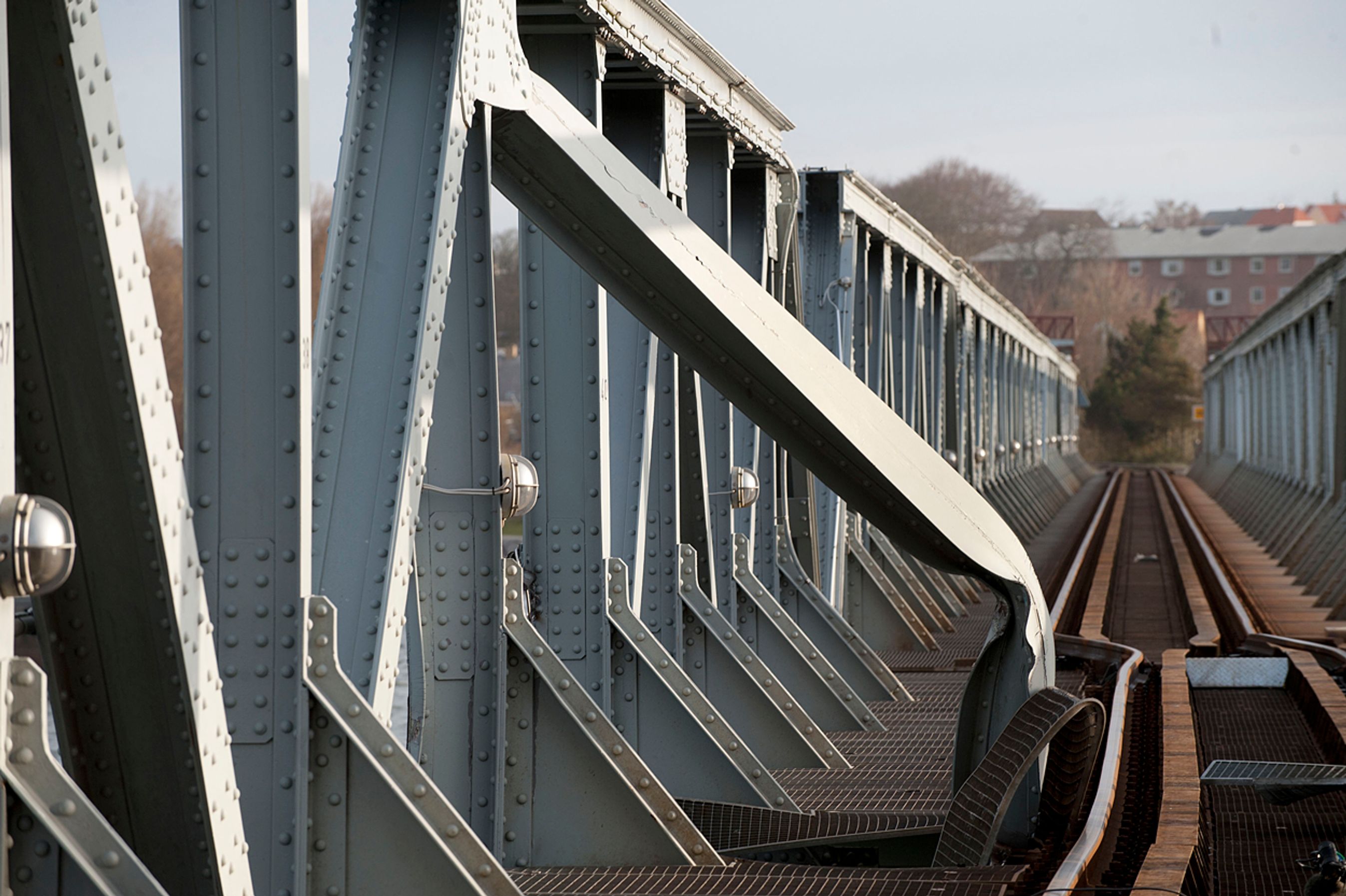 Sådan så jernbanebroen over Limfjorden ud, efter den var blevet påsejlet af et finsk containerskib.