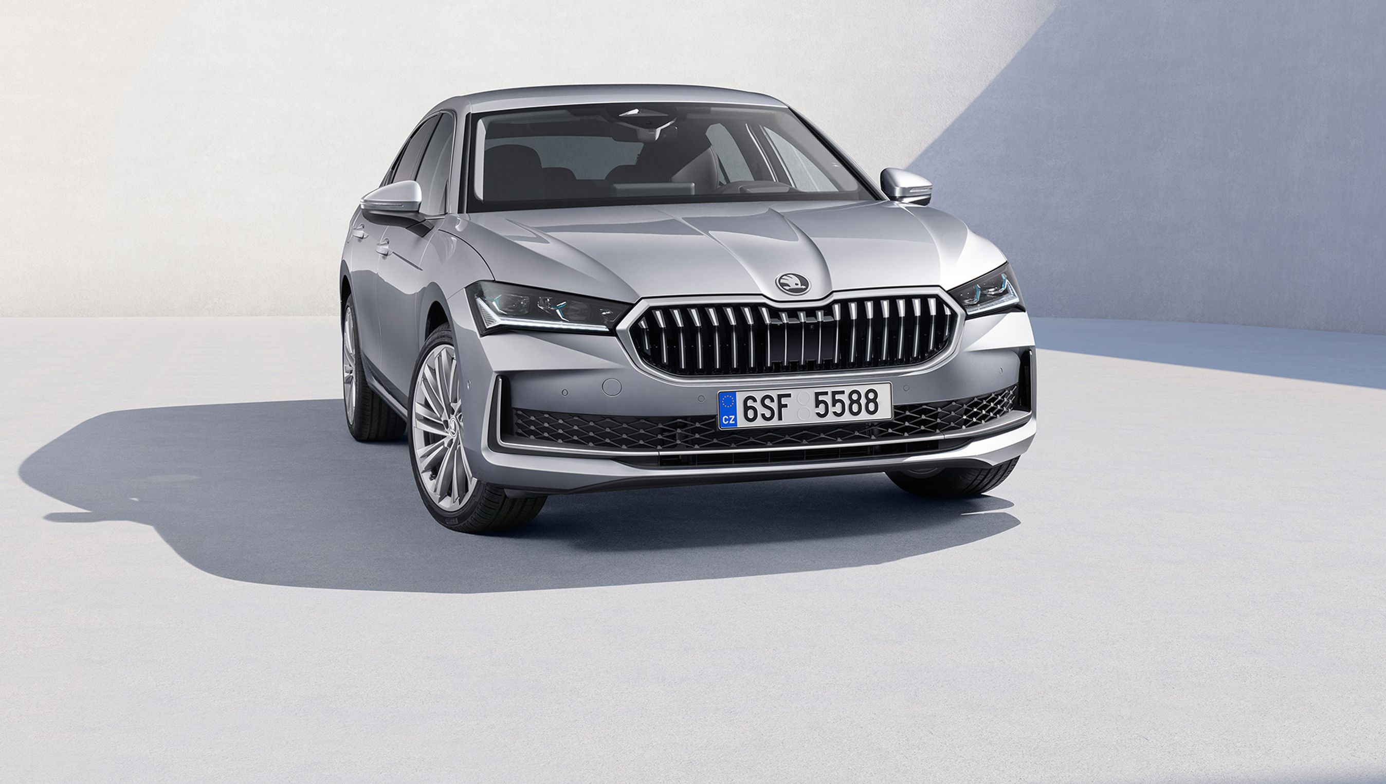 Skoda Superb 2024 forfra.