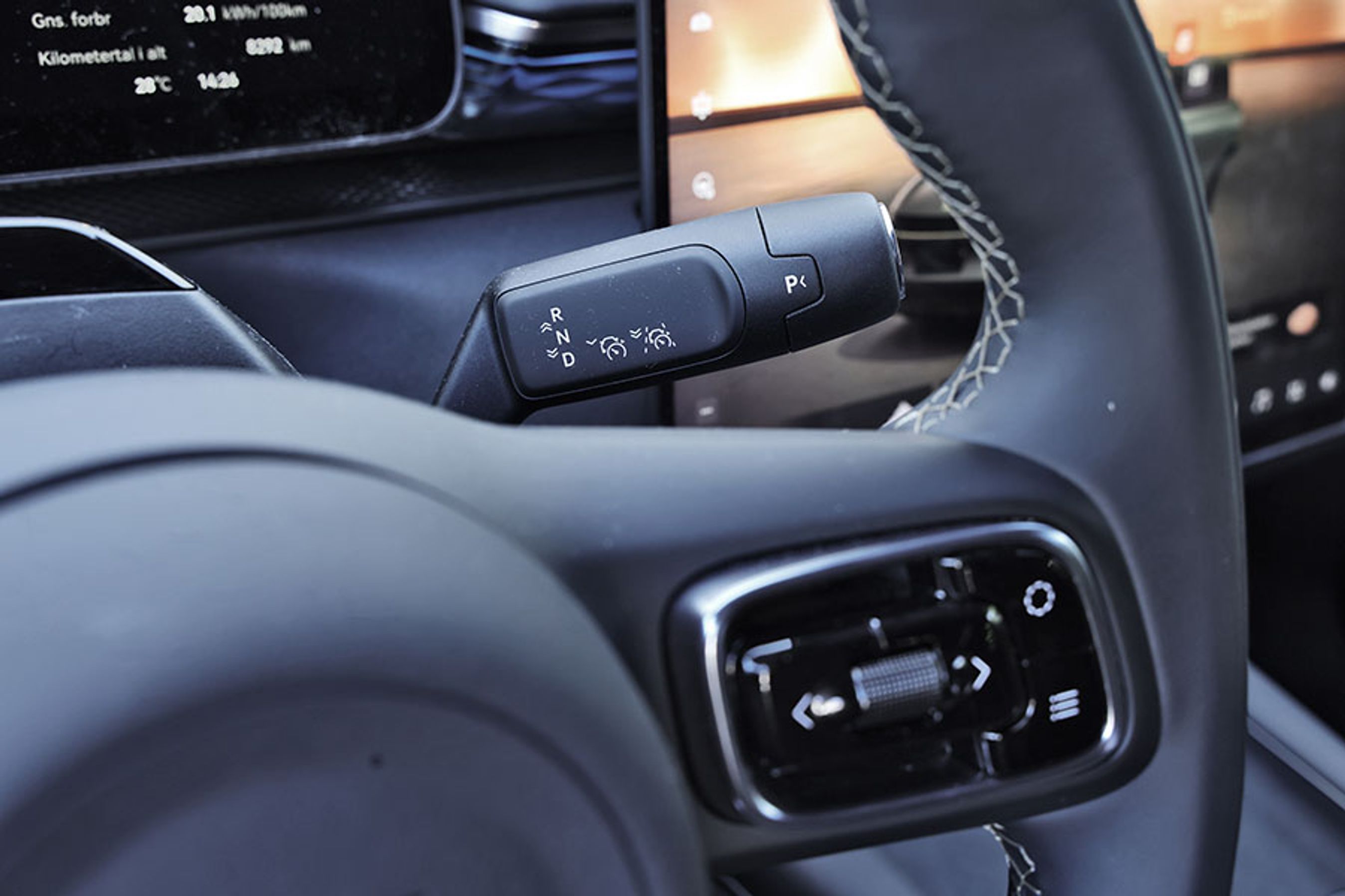Gearvælger og fartpilot betjenes fra ratstammen – men ’resume’-funktionen er ikke let at finde, da der ikke er symboler på rattets knapper.
