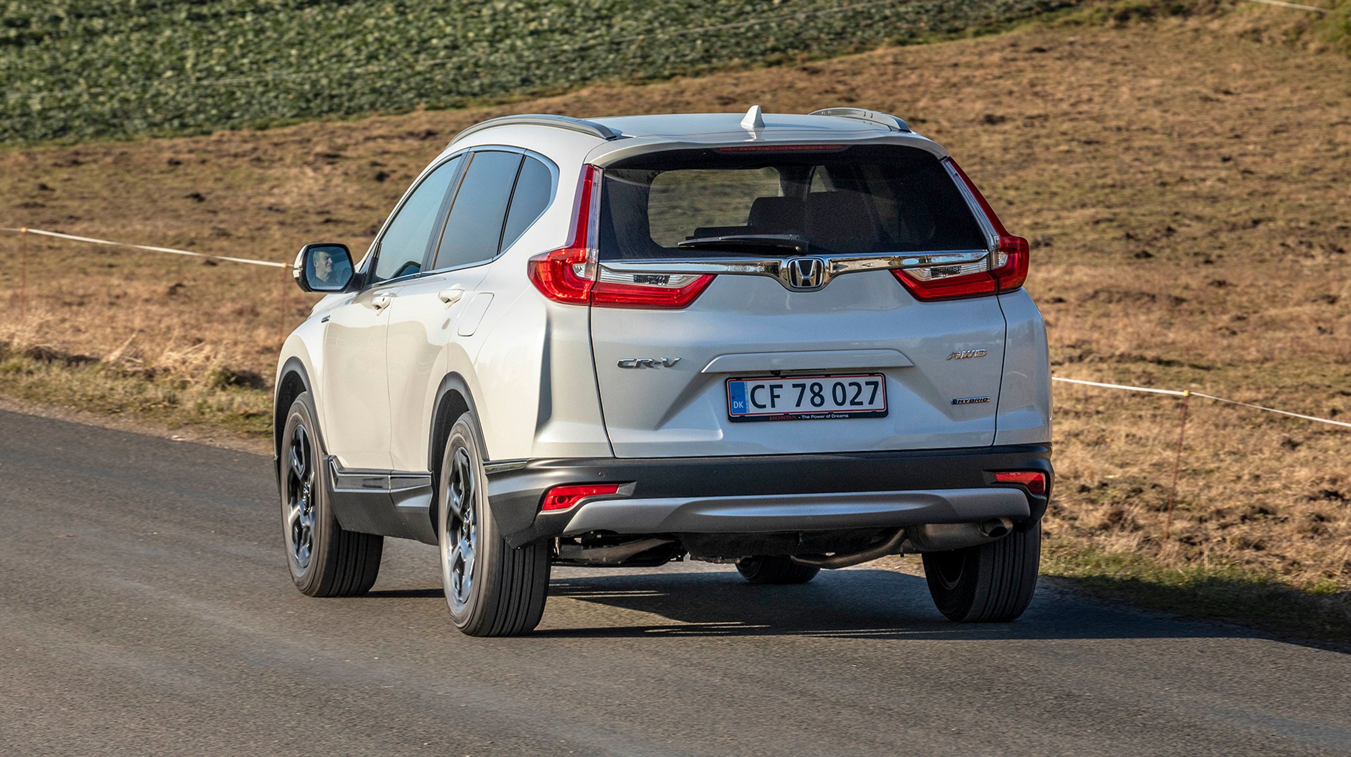 Normalt er Honda CR-V så stor, at der er plads til syv personer i bilen, men i hybridudgaven har batteriet stjålet en del af pladsen, og så er der kun plads til fem.