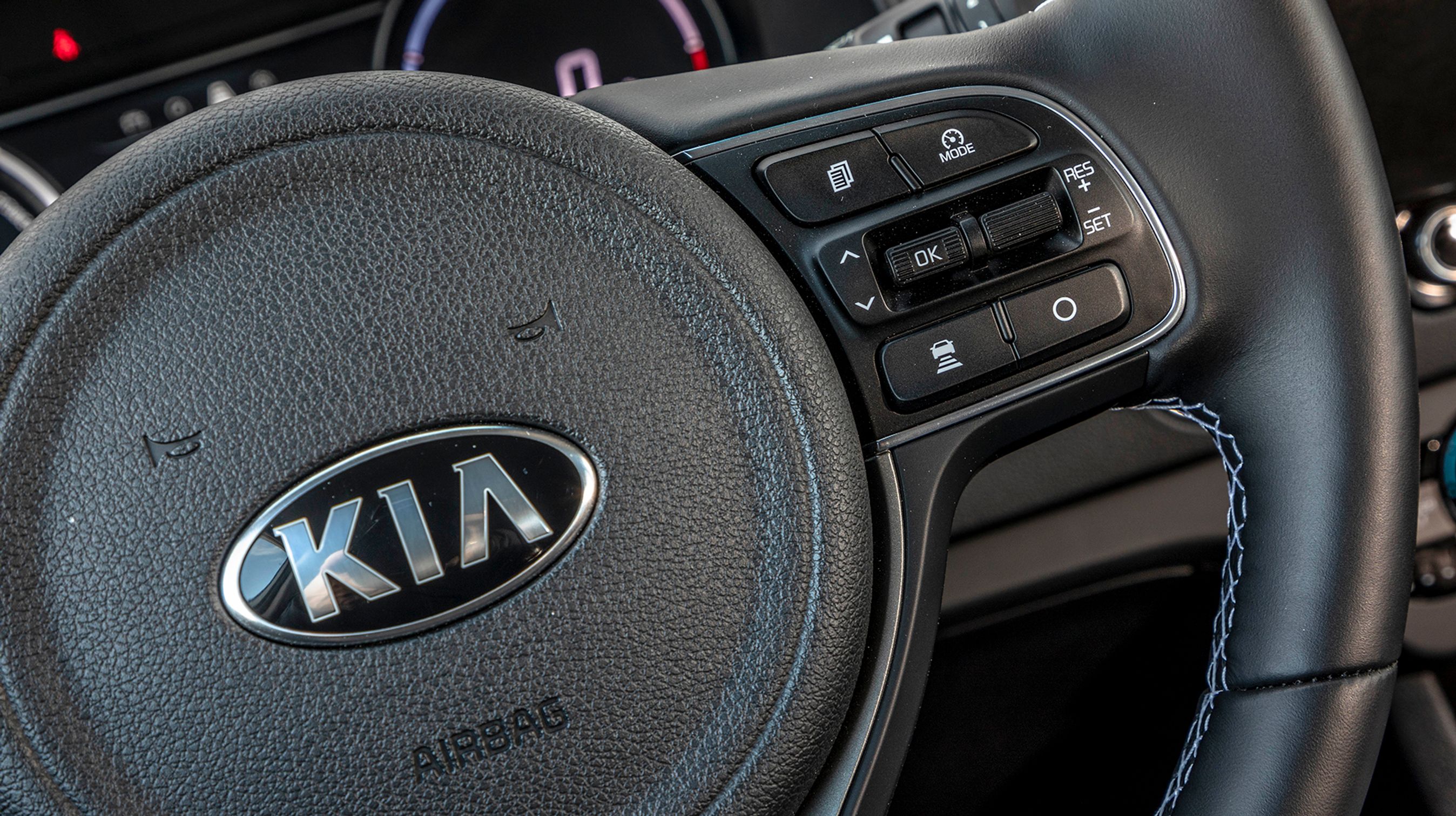 Kia e-Niro har i denne udgave adaptiv fartpilot som standard. Den fungerer rigtig fint, og den bliver man hurtigt dus med.