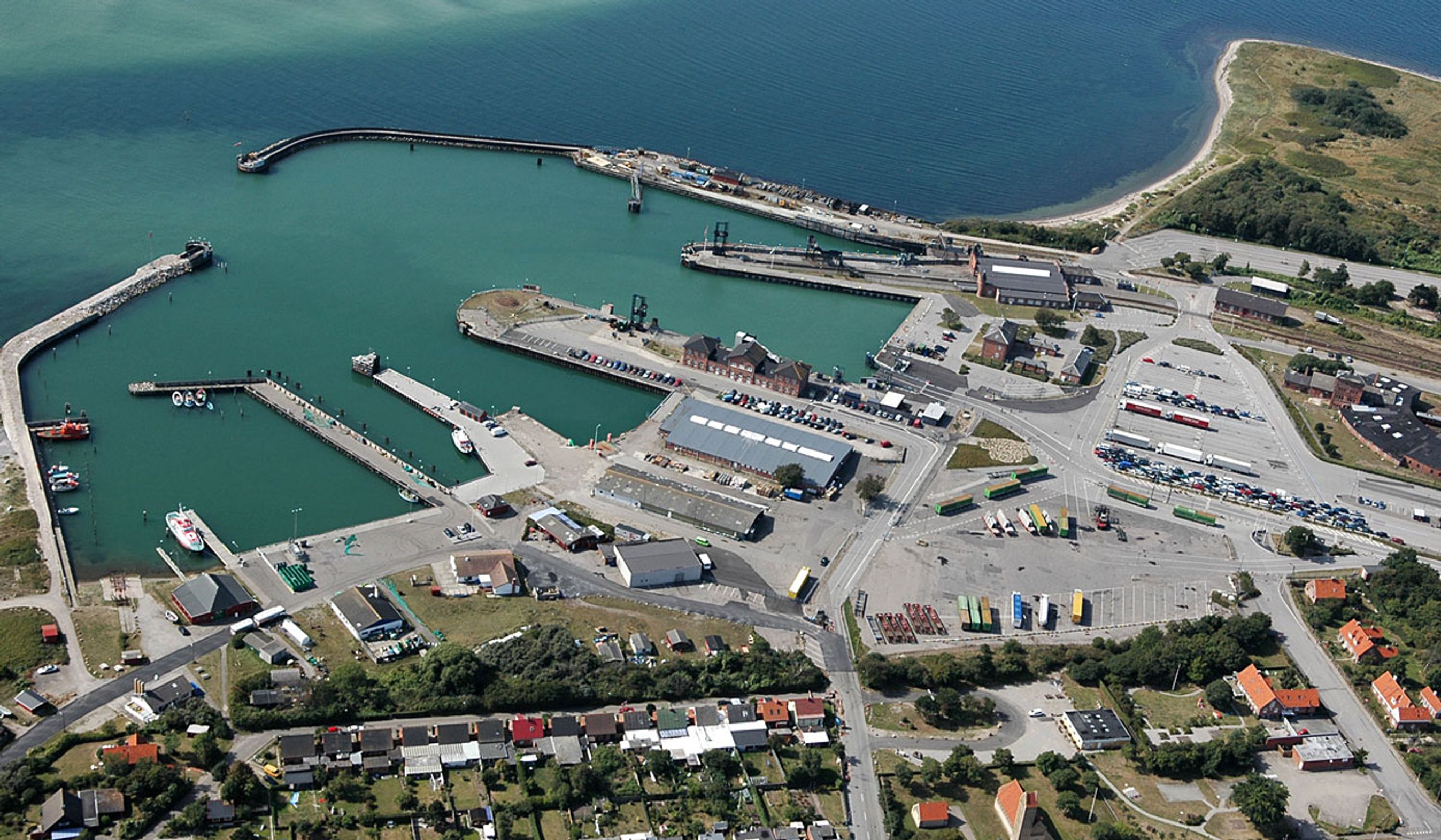 Det nye færgeleje og opmarchbåse i Gedser anlægges mod vest, dvs. øverst i billedet.