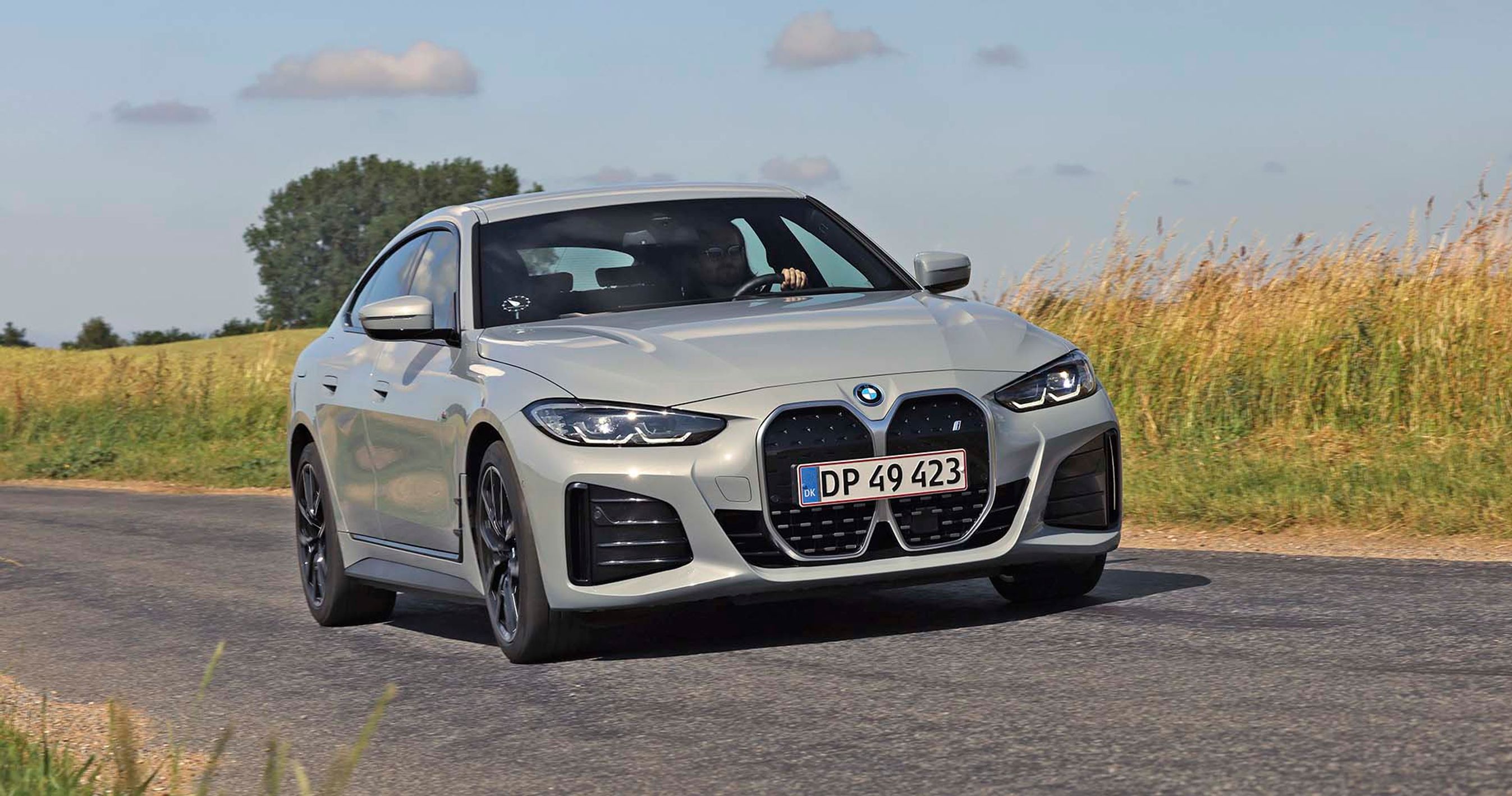 BMW i4 set forfra, mens den kører på en landevej